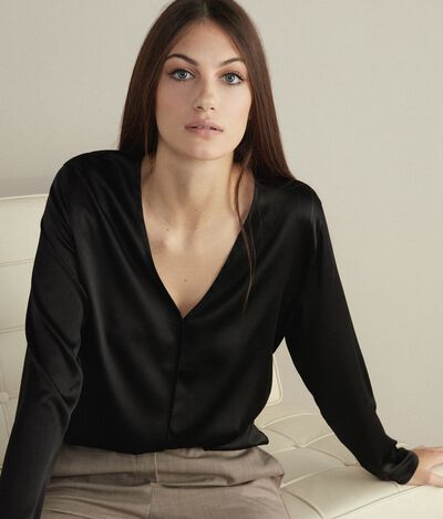 Шелковая блузка с V-образным вырезом