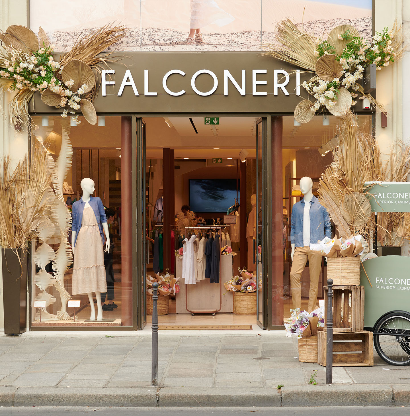 Visitez le site officiel Falconeri mailles et pieces concues en Italie. Decouvrez les collections Femme et Homme en cachemire soie et autres fibres de qualite
