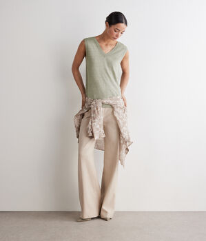 Samarreta sense m&agrave;nigues amb escot en punta de lli i cot&oacute;