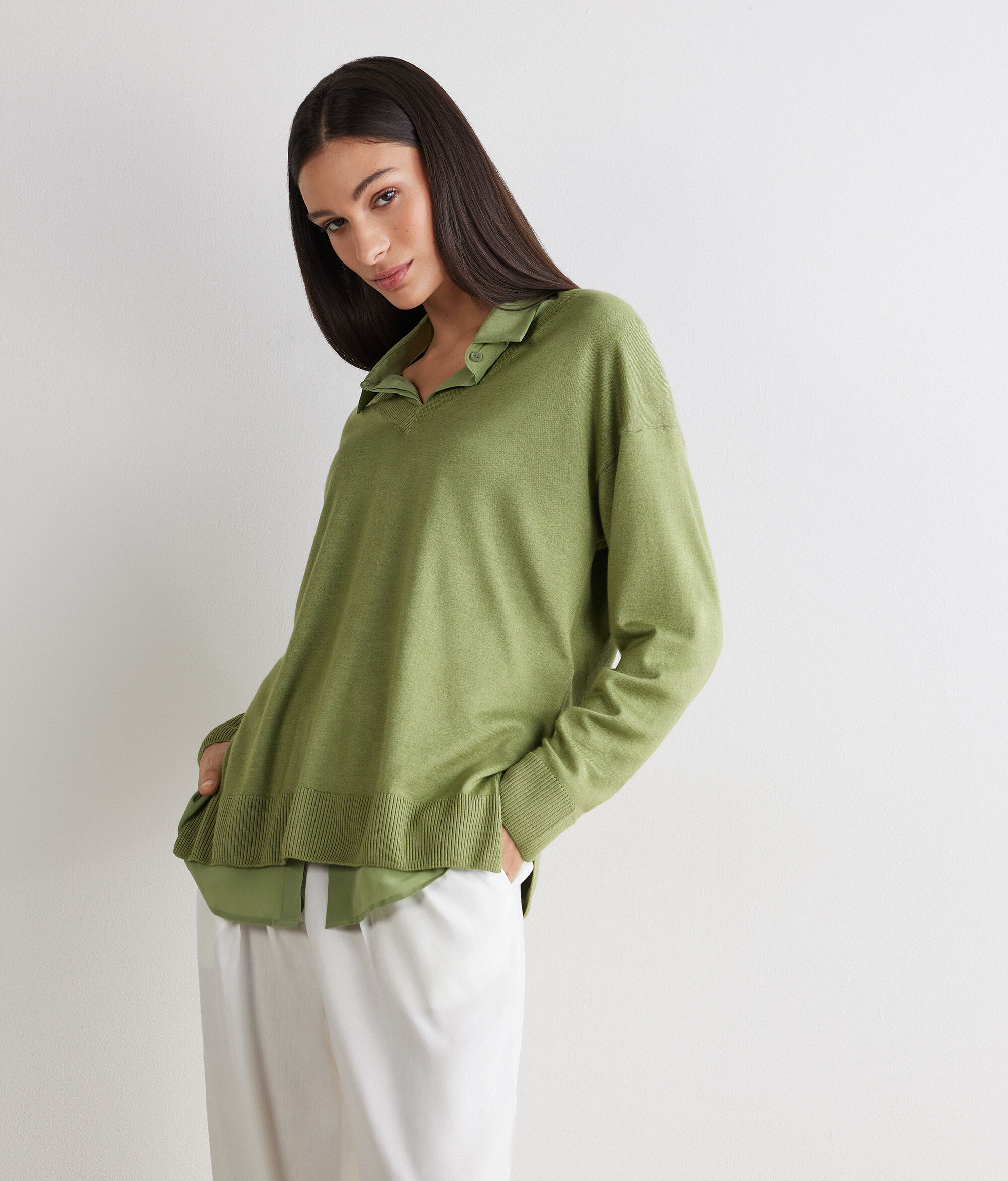 Μπλούζα με λαιμόκοψη V από cashmere με σκισίματα