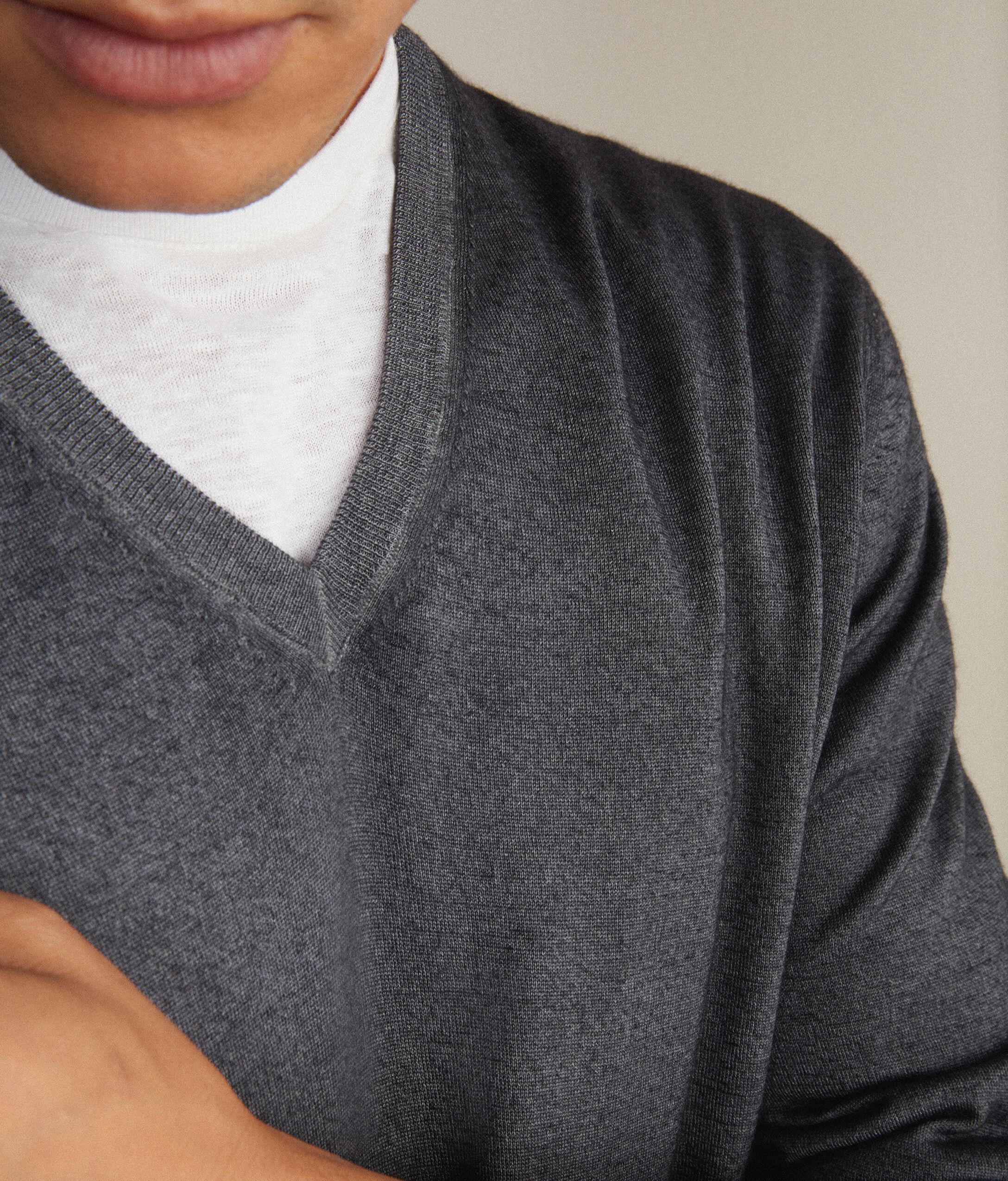 Jersey con cuello de pico de cashmere ultrafine
