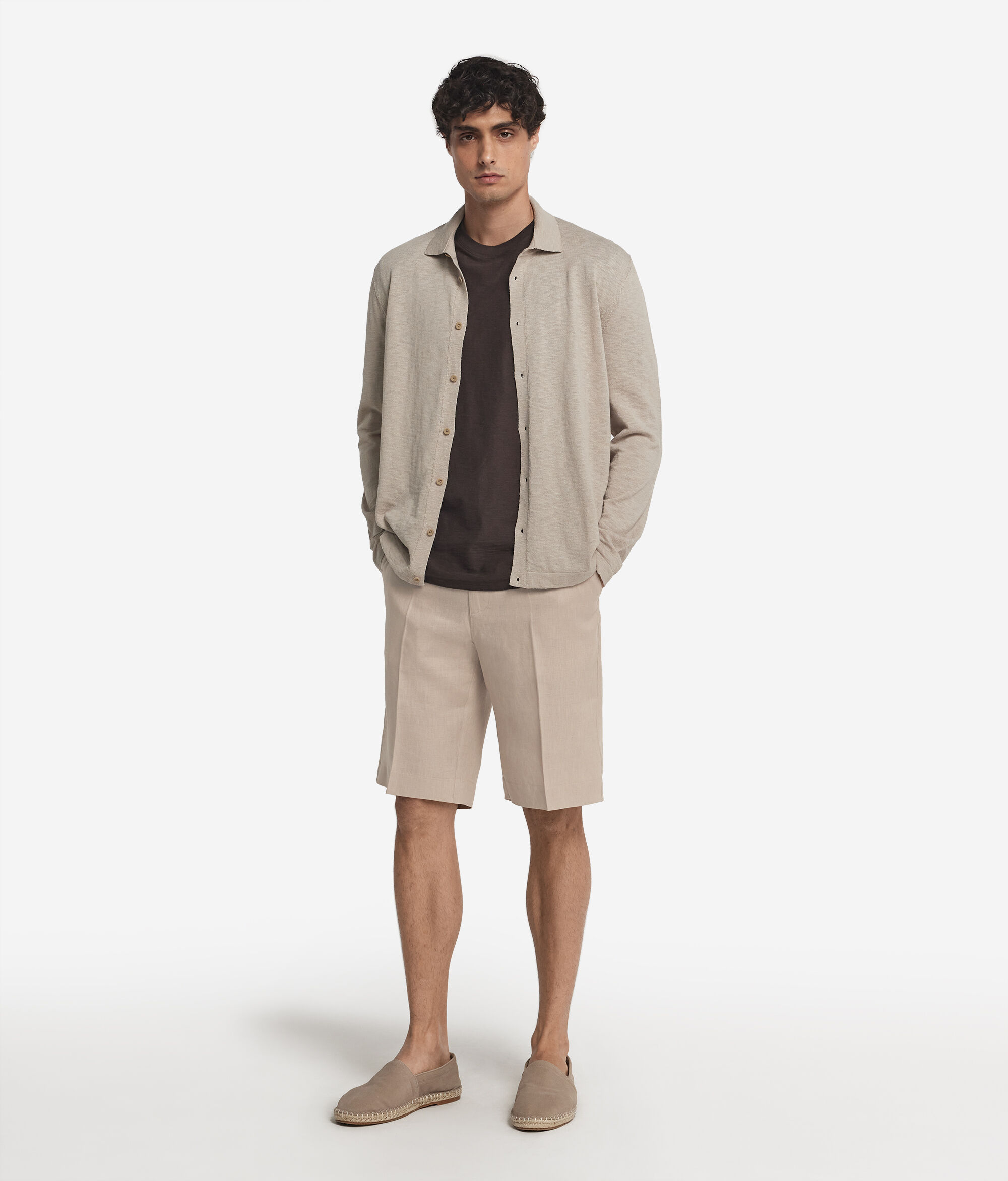 Short linen trousers