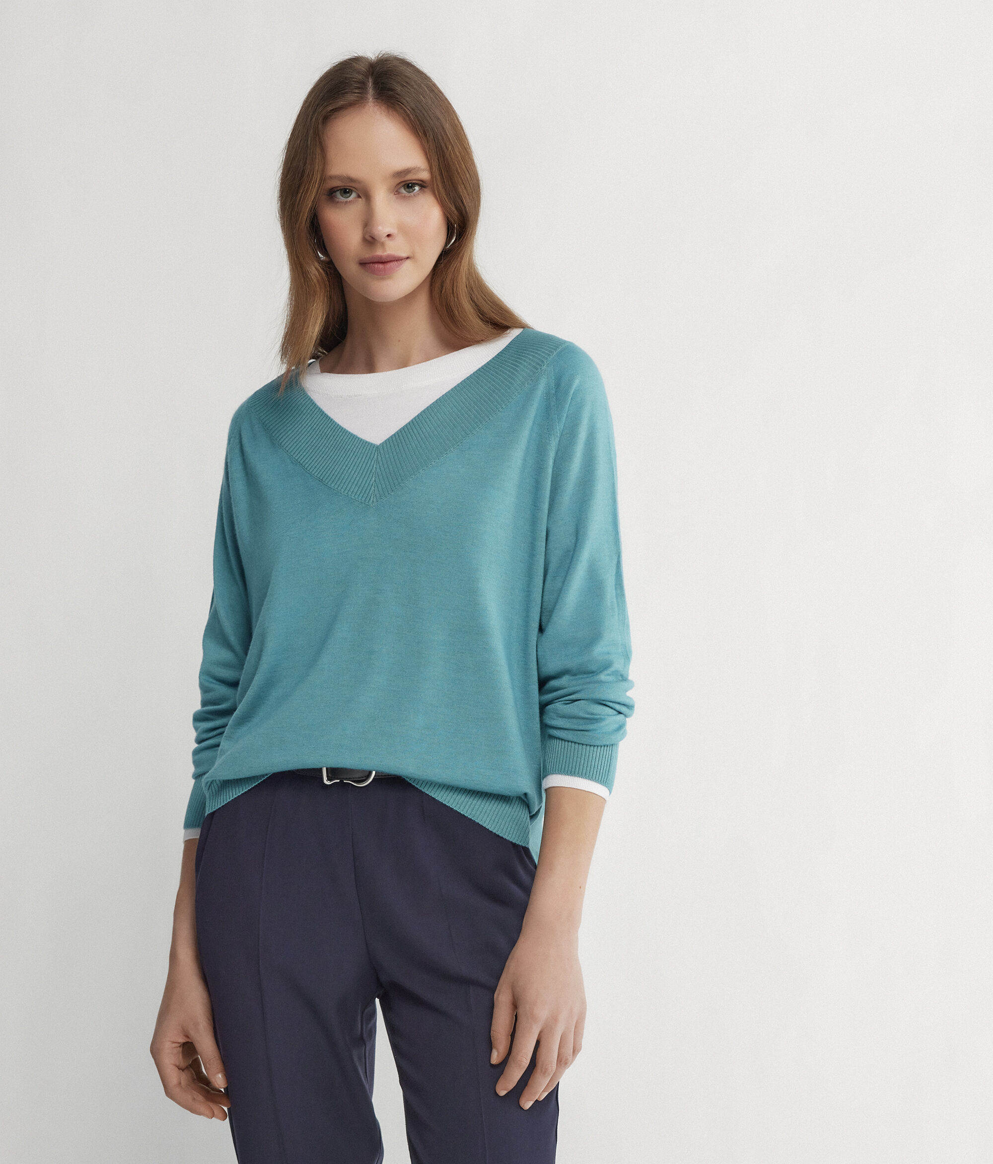 Jersey con cuello de pico de cashmere ultrafine