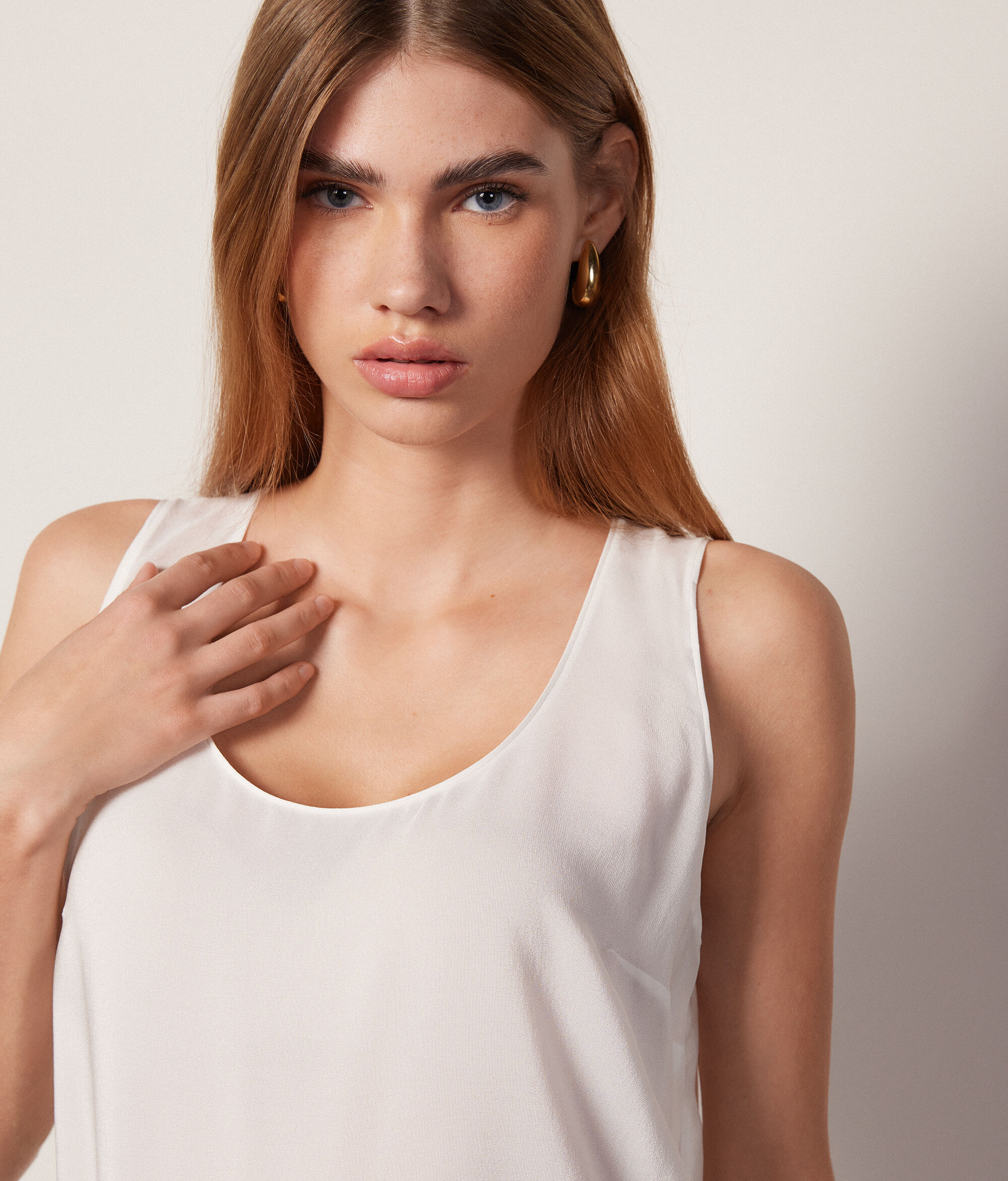 Camiseta sin mangas con cuello amplio de seda