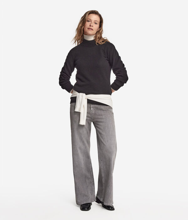 Lightweight Cashmere Turtleneck Sweater