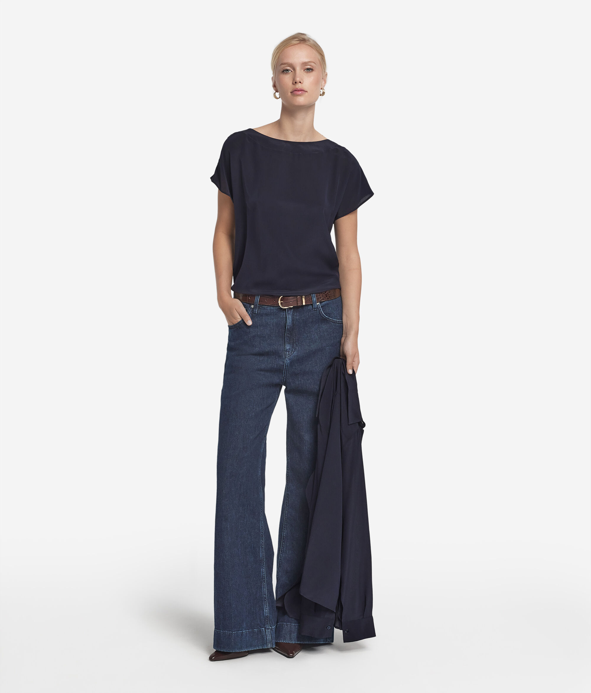 T-shirt con scollo a barchetta in seta e modal