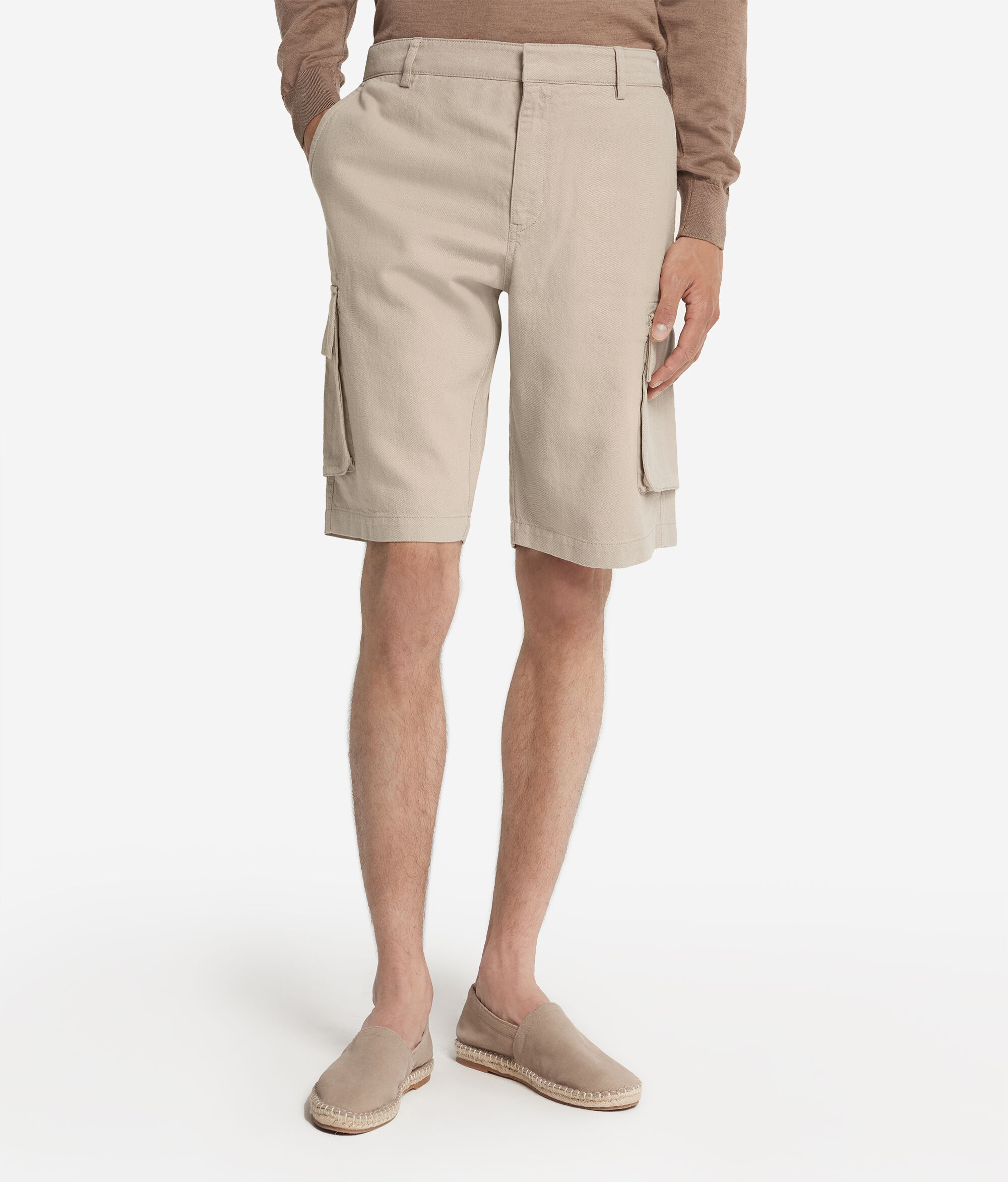 Pantalón con bolsillos tipo cargo