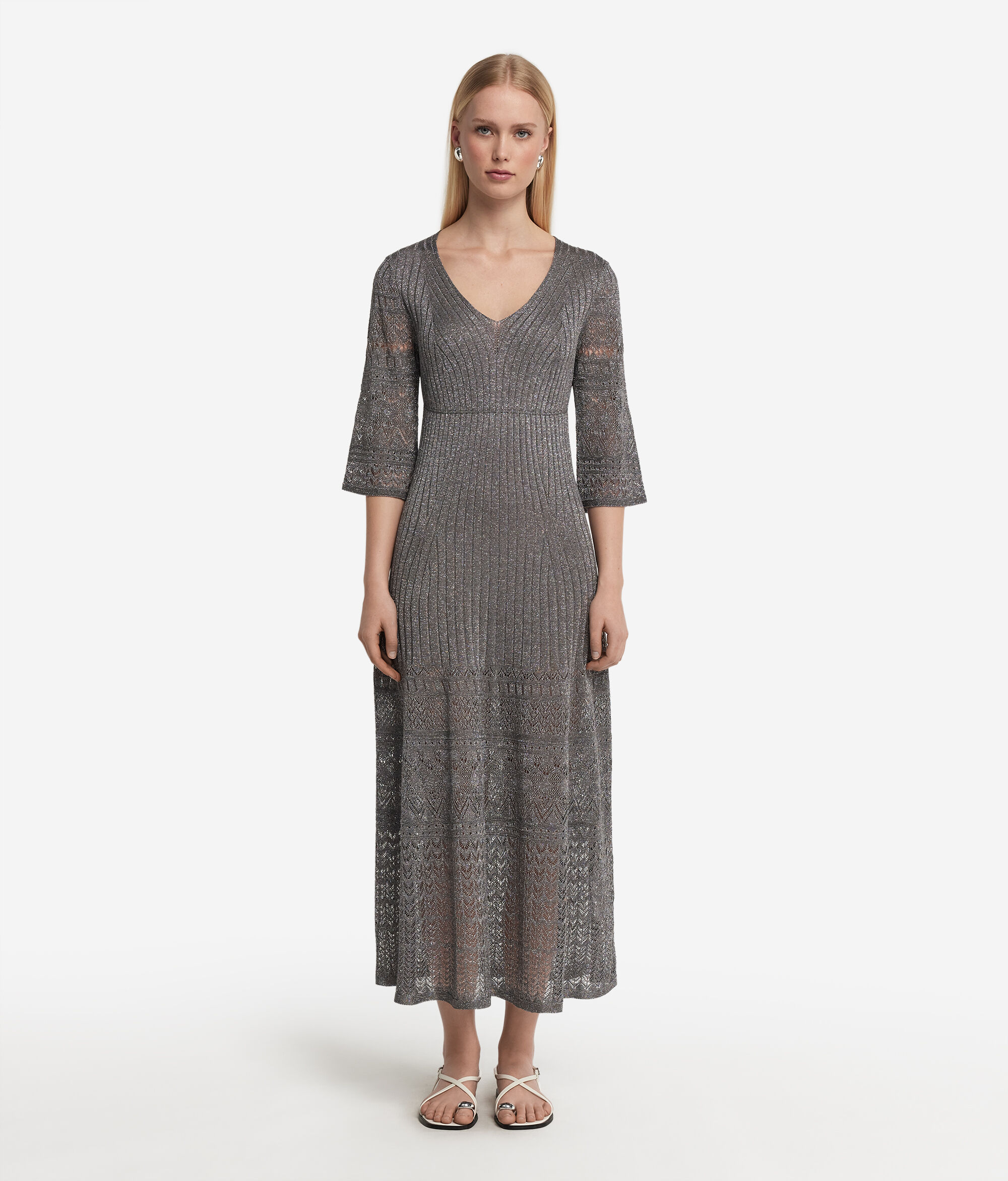 Rippkleid mit Lochmuster und Lamé-Garn