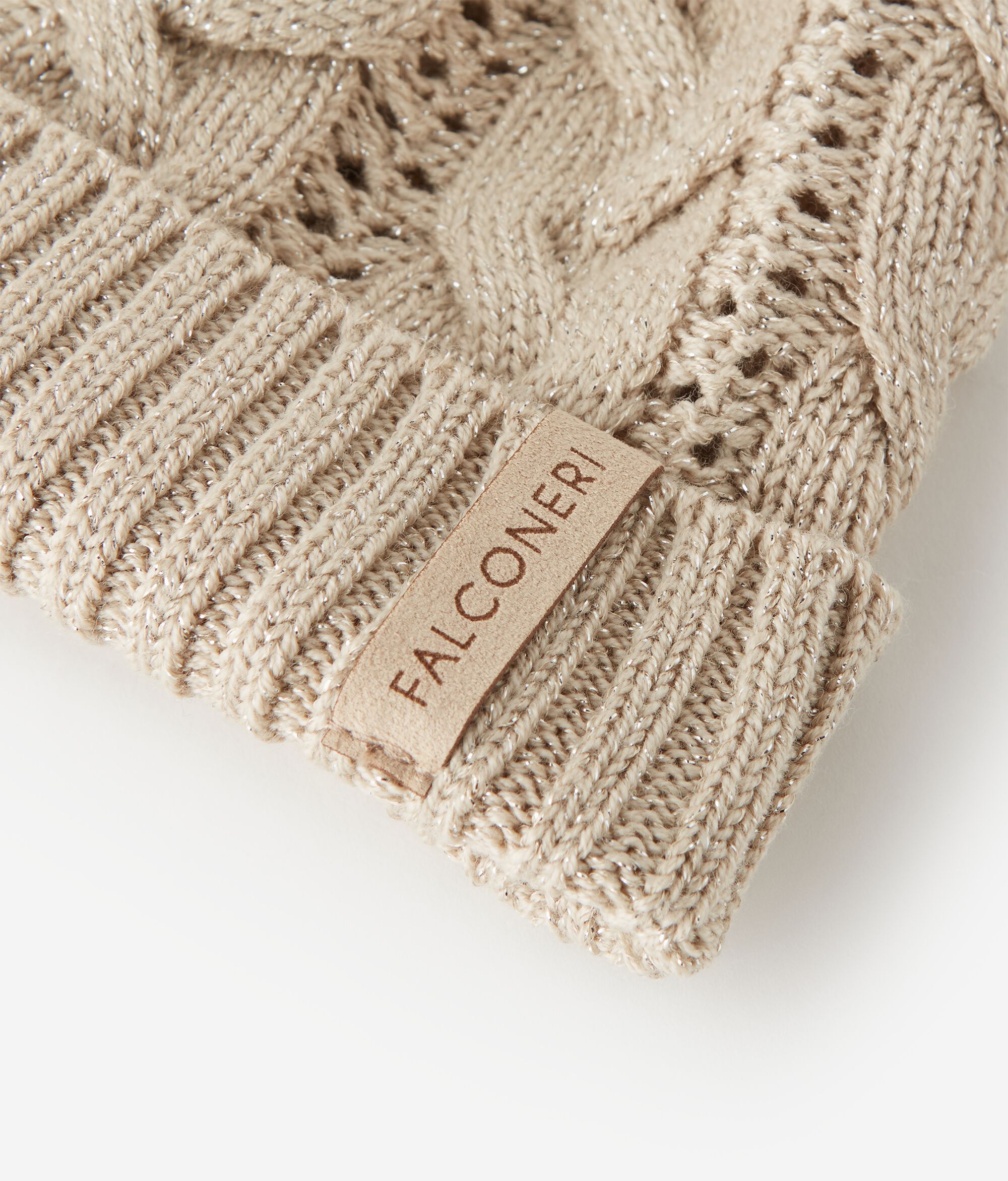 Mütze aus Wolle mit Lamé-Garn mit Zopfmuster