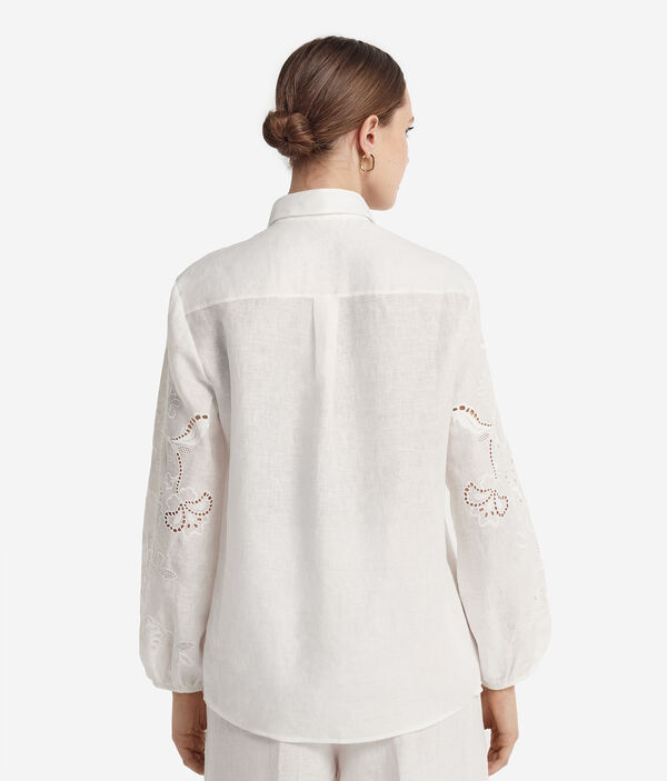 Рубашка изо льна с вышивкой