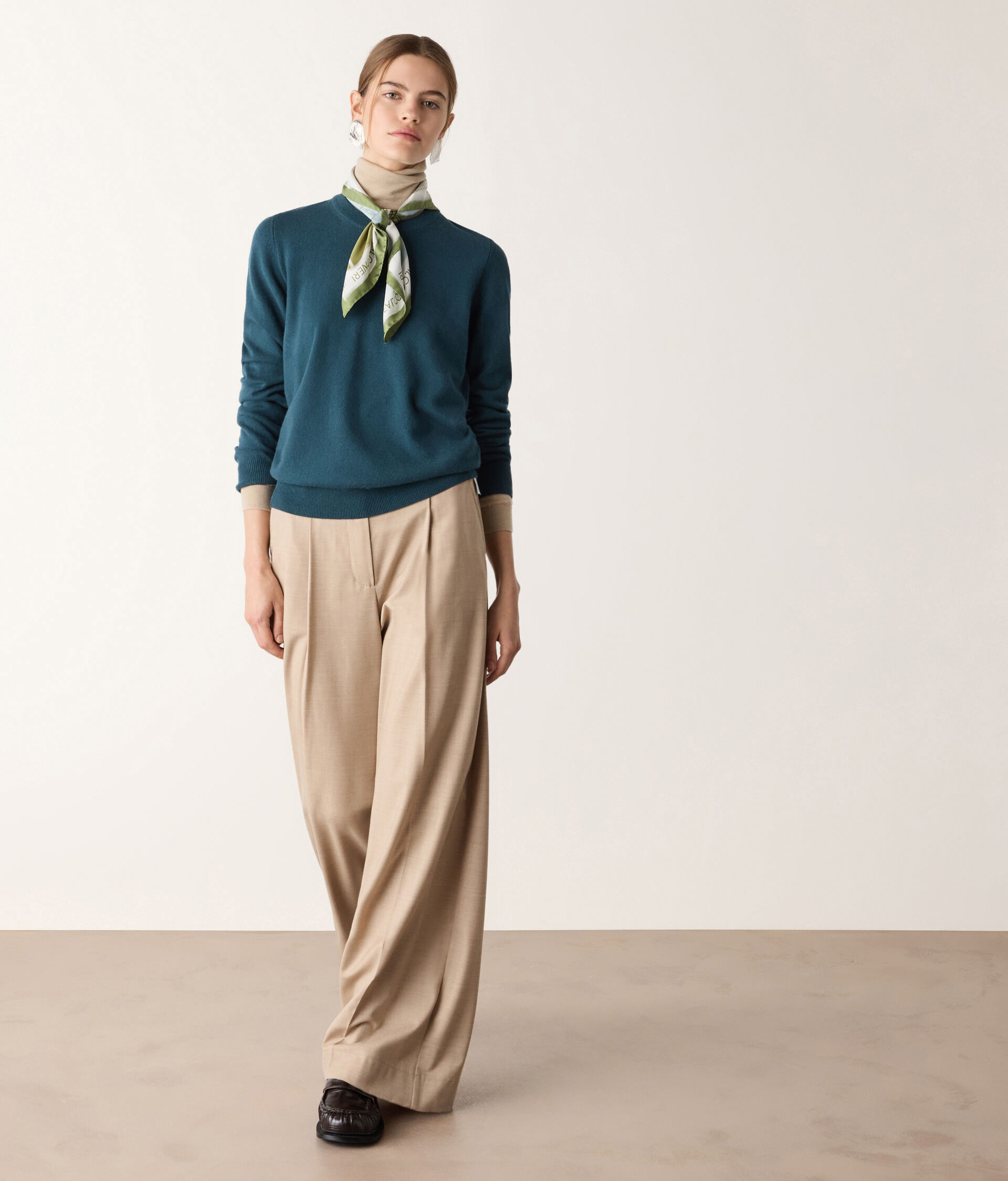 Long-Sleeved Ultrasoft Cashmere Round-Neck Jumper