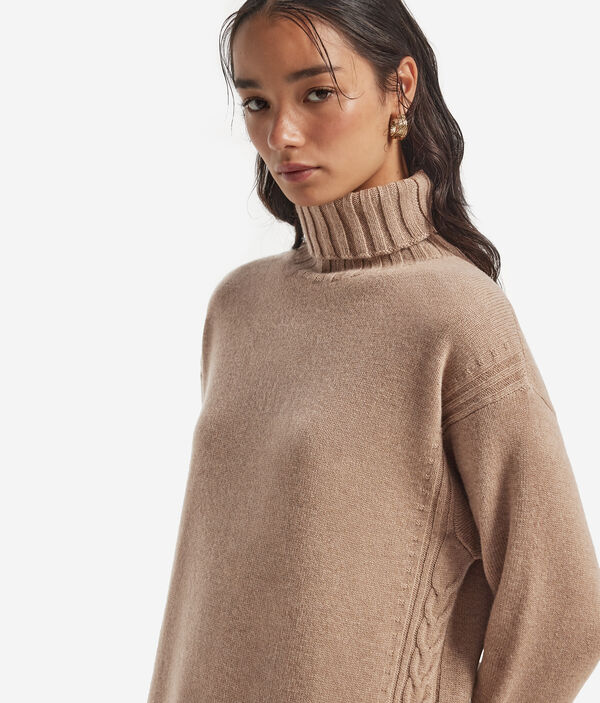 Платье с косами из ультрамягкого кашемира