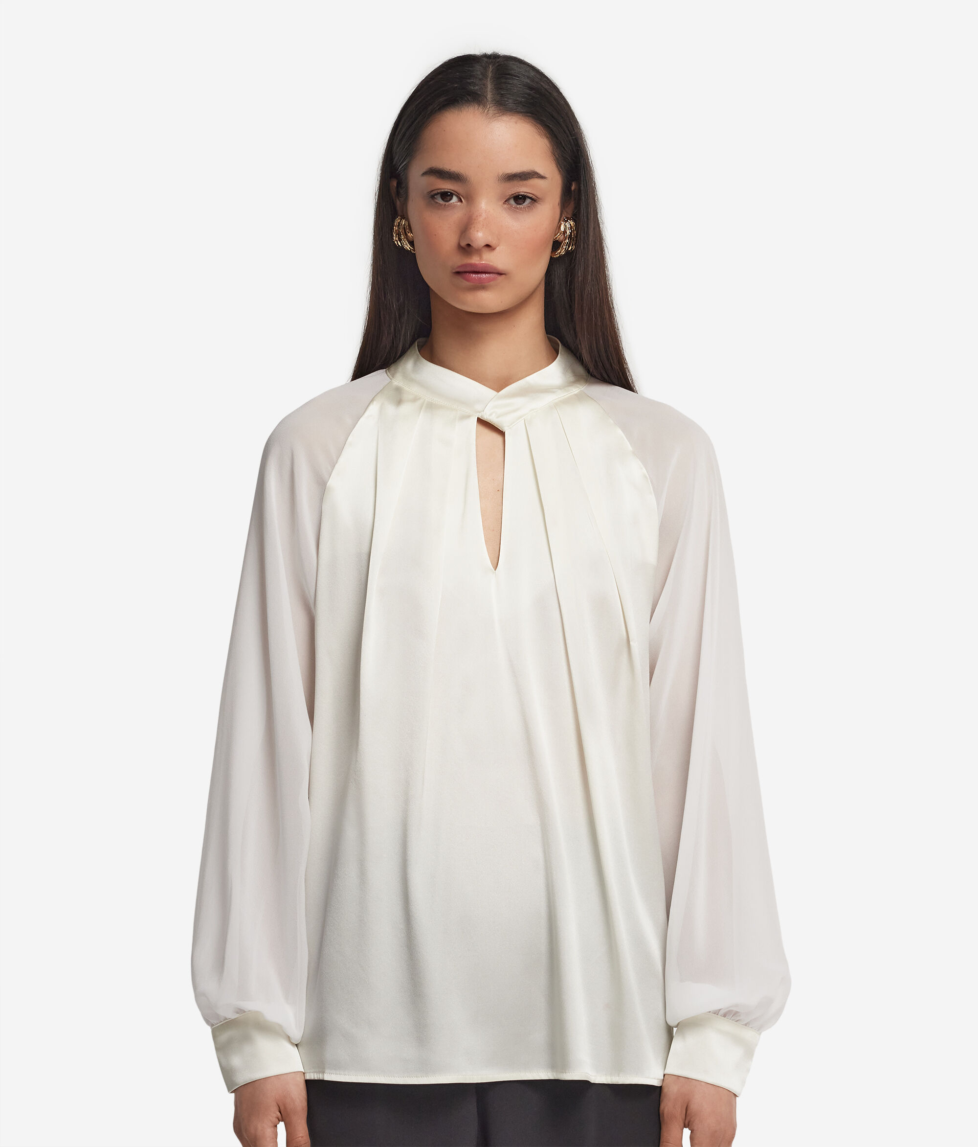Blusa con cuello cruzado en raso de seda