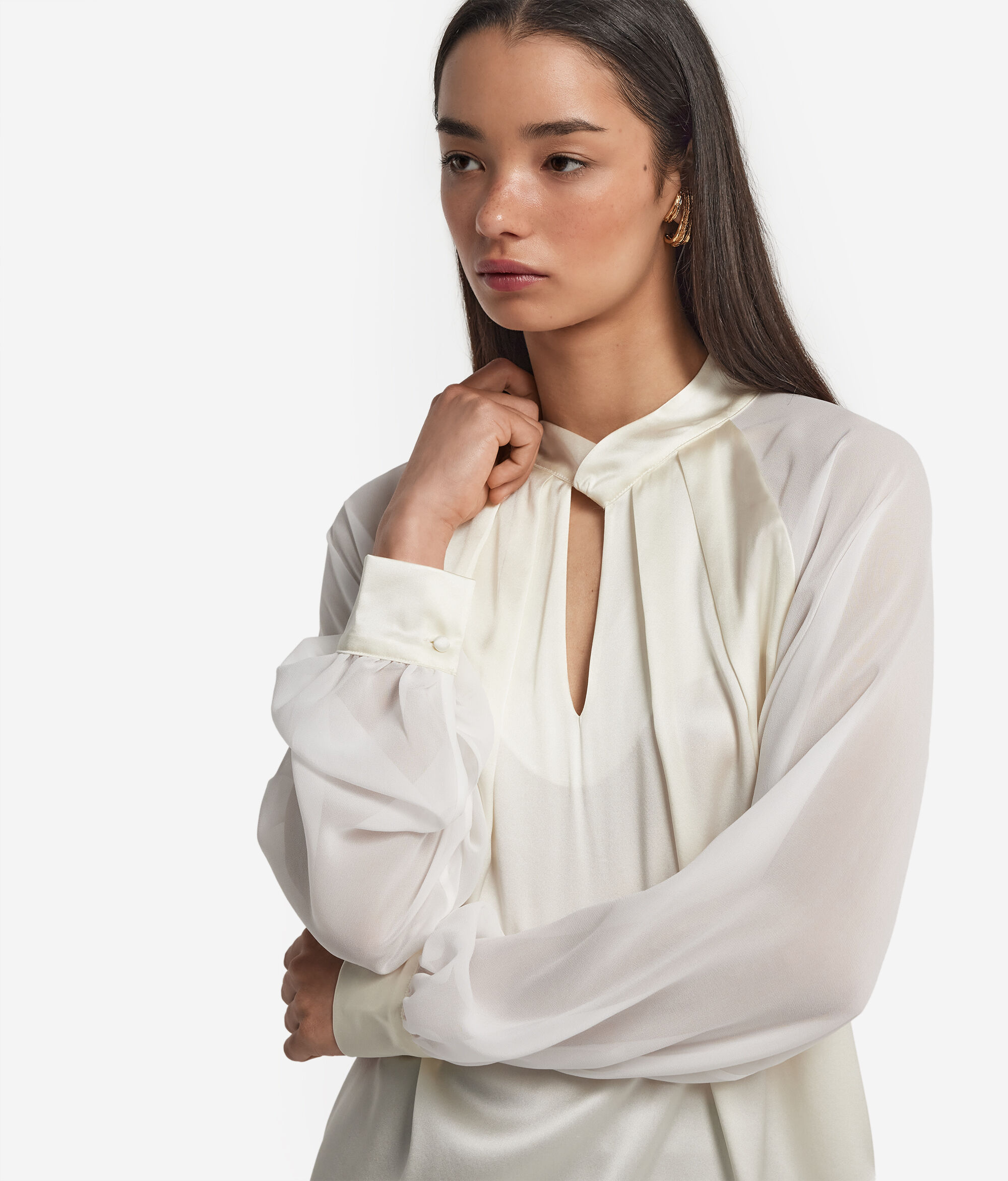Blusa con cuello cruzado en raso de seda