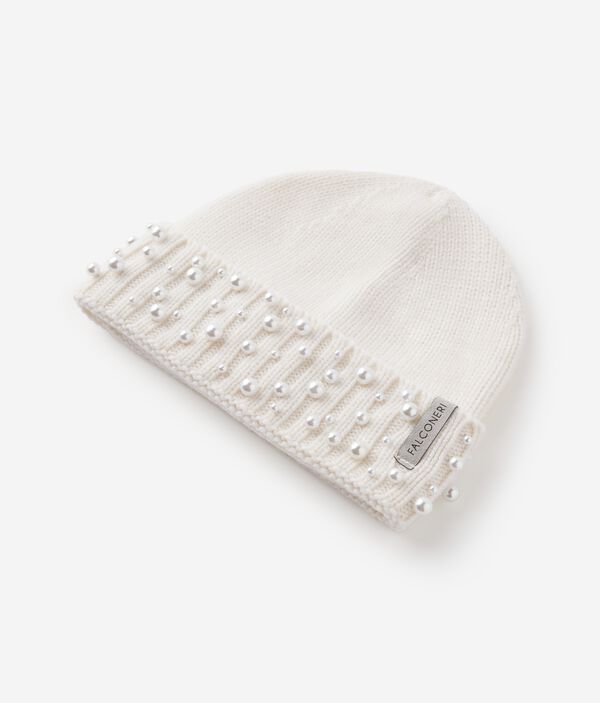 Шапка из ультрамягкого кашемира с декором из бусин