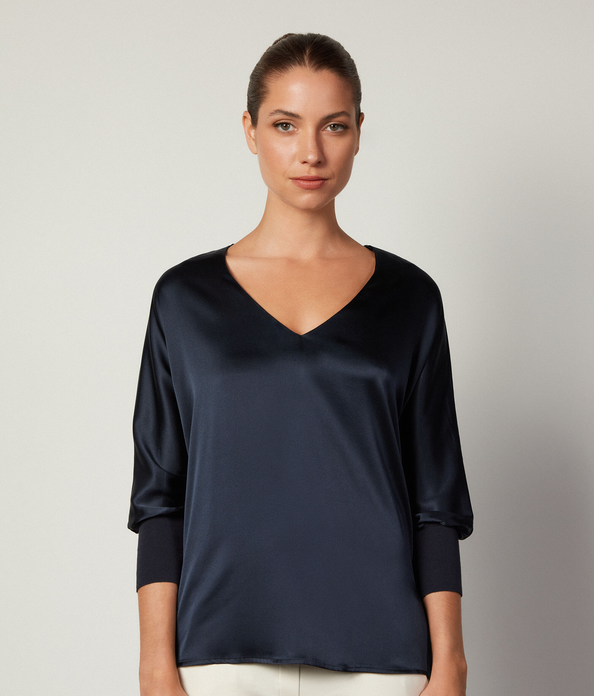 Seidenbluse mit V-Ausschnitt