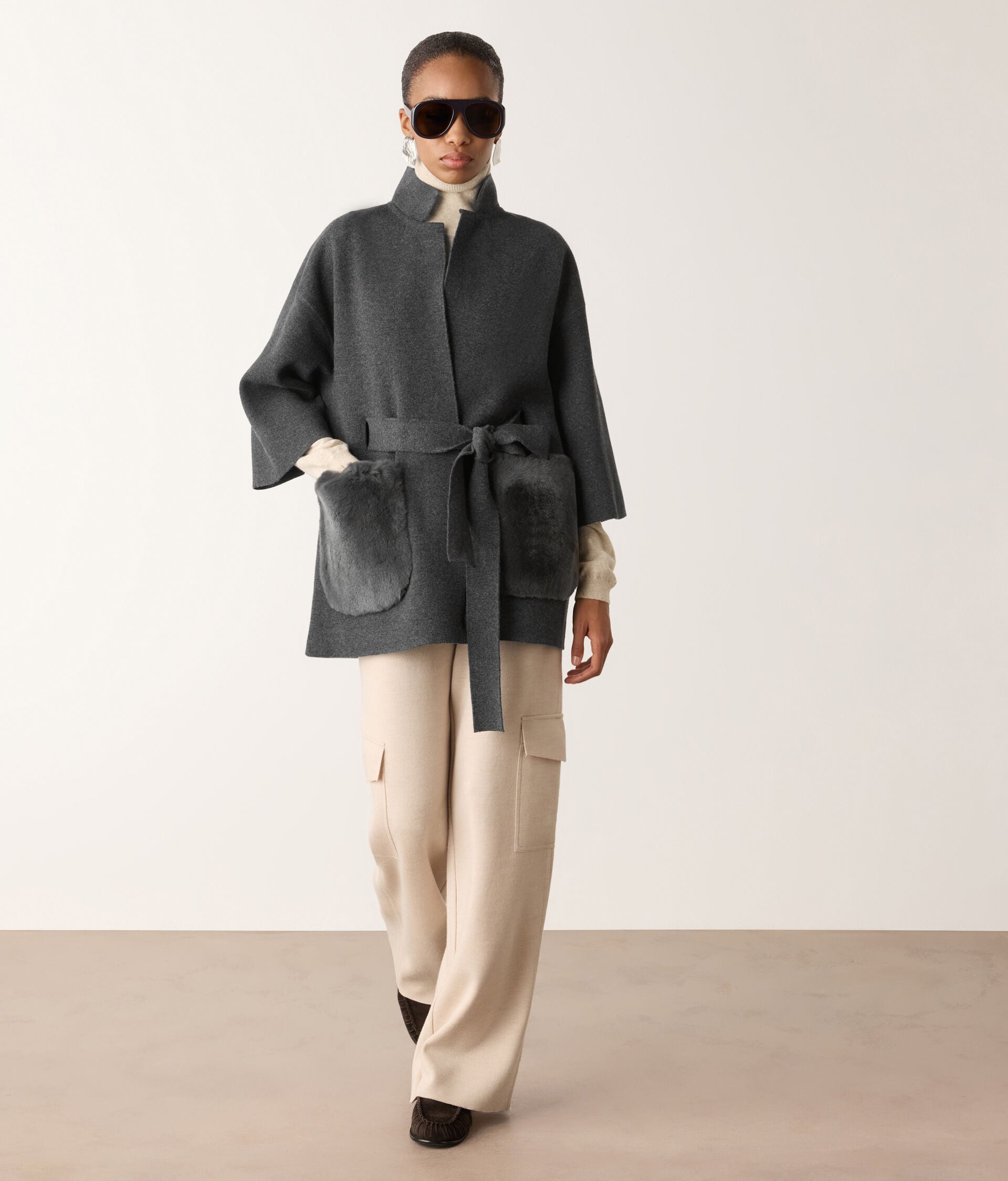 Cashmere coat with fur pockets