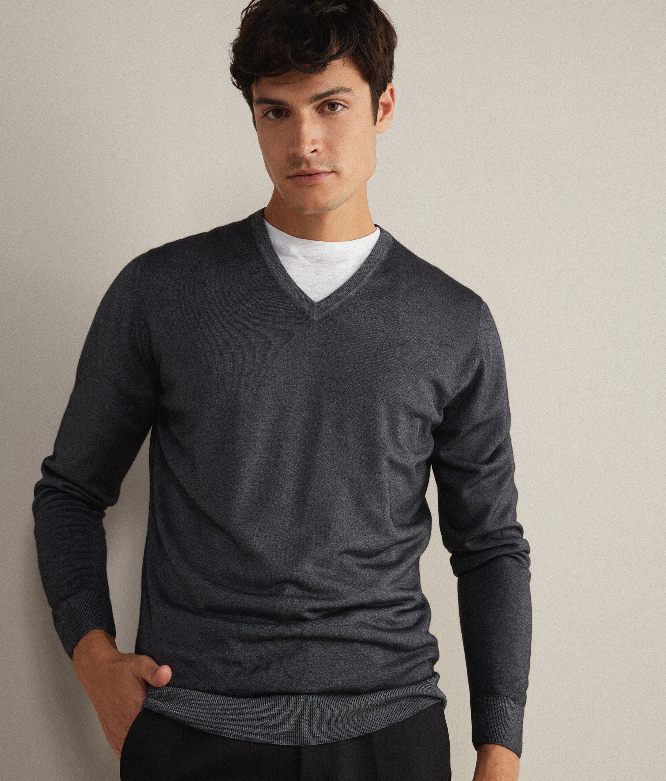 Jersey con cuello de pico de cashmere ultrafine