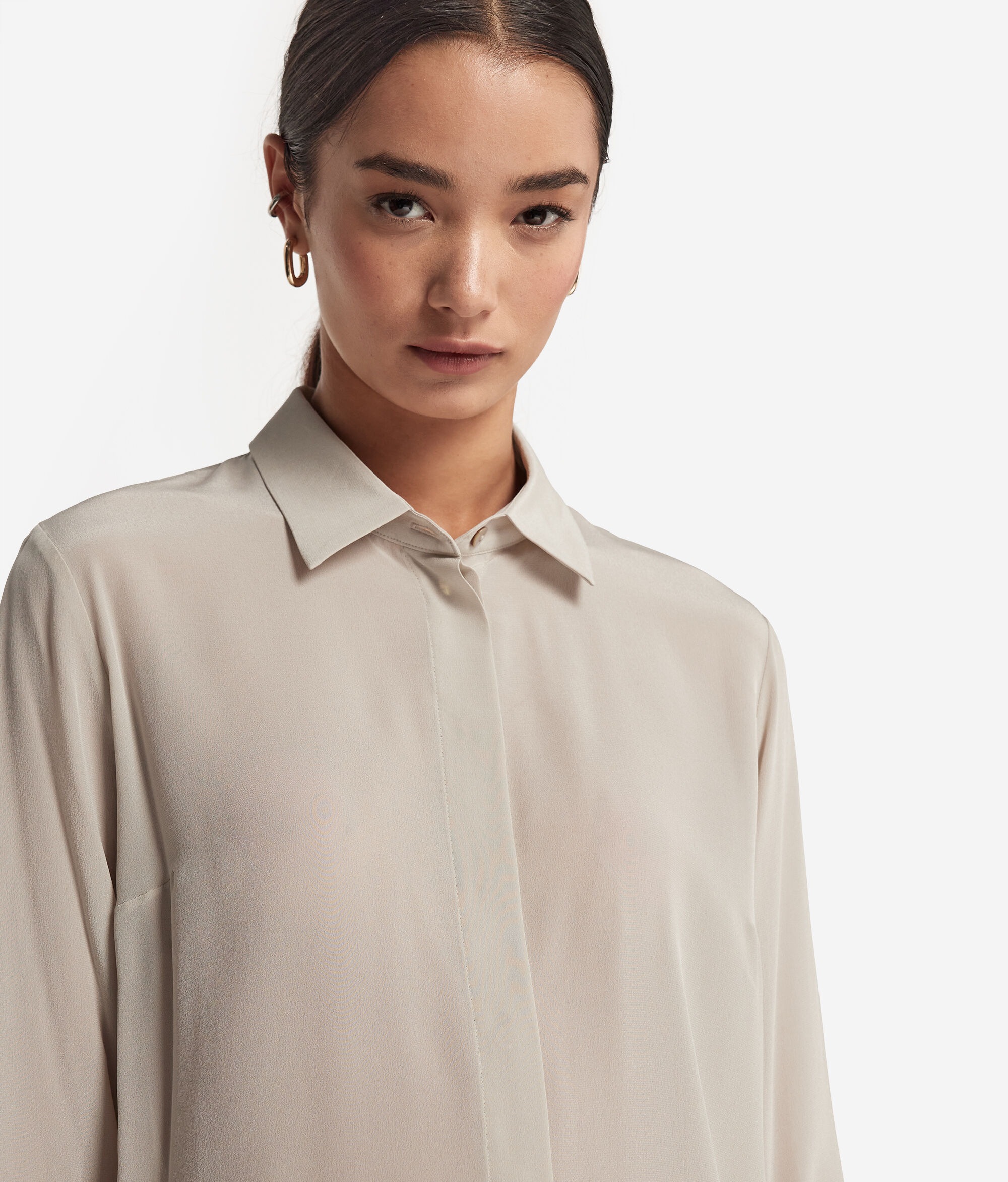Camisa con cuello de seda