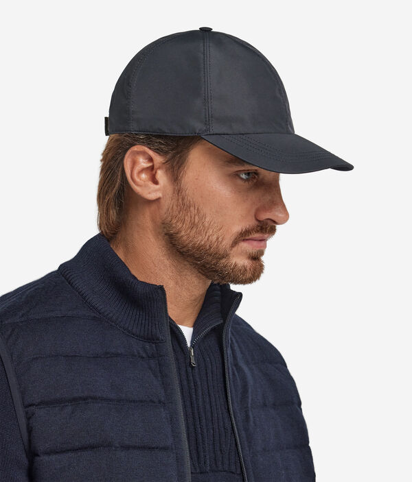 Бейсболка из технологичной ткани