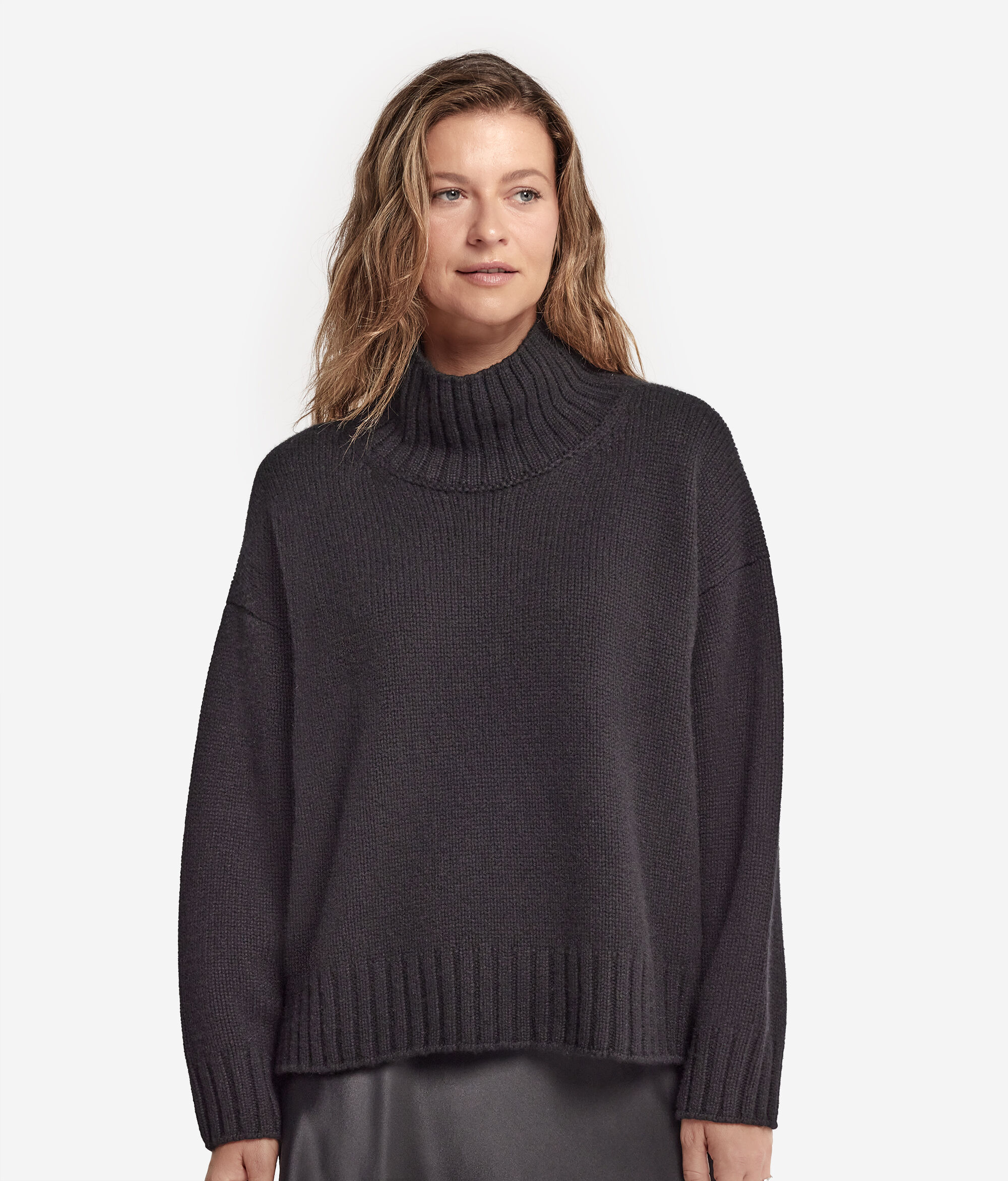 Sweter z Kaszmirowego Trykotu z Szeroką Stójką