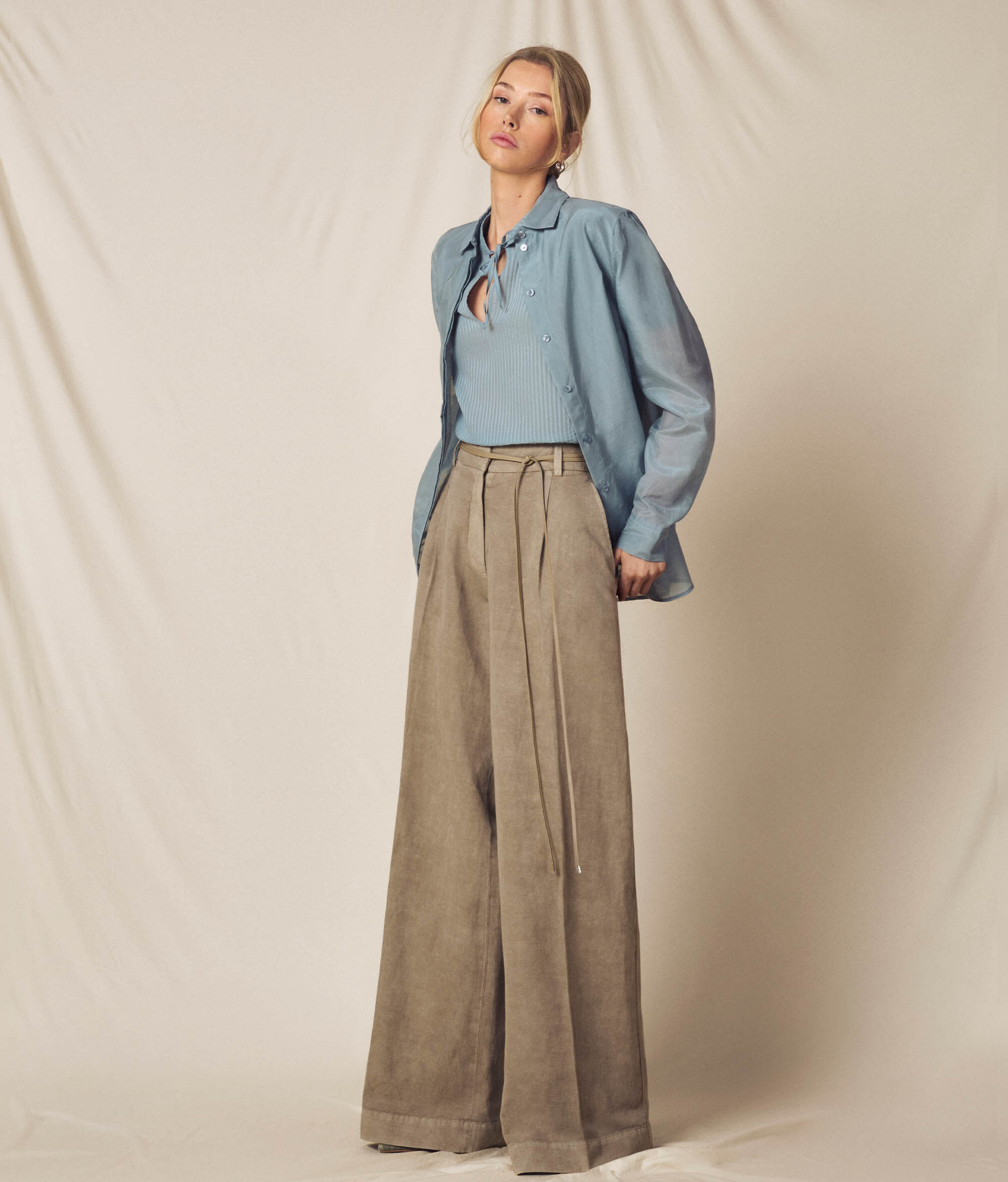 Pullover mit V-Ausschnitt mit Lochmuster