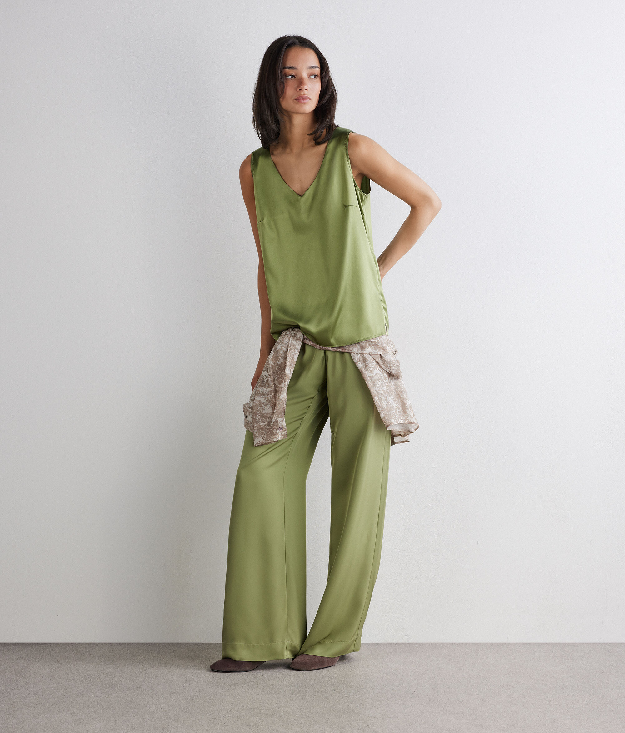 Svilena majica bez rukava s V-izrezom