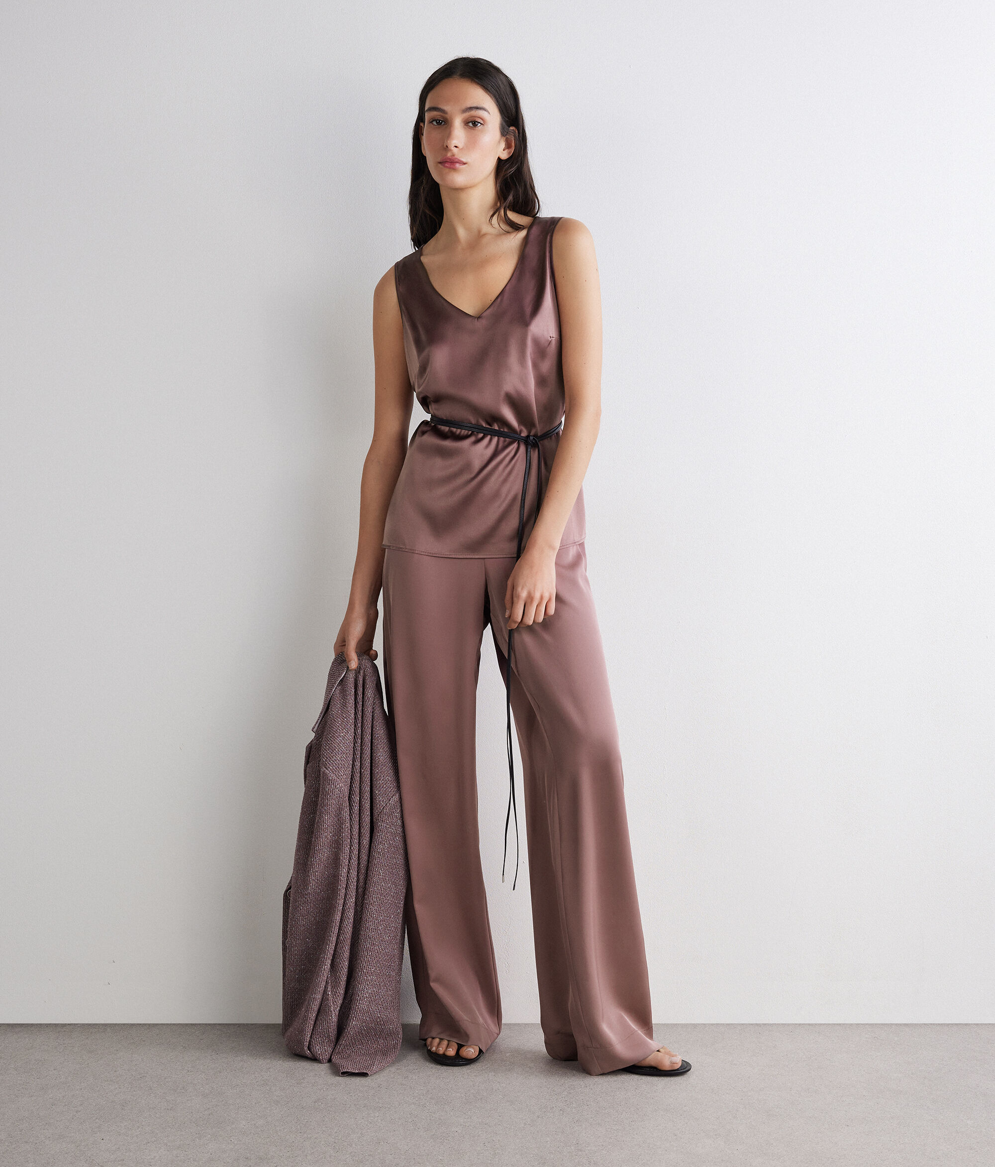 Svilena majica bez rukava s V-izrezom