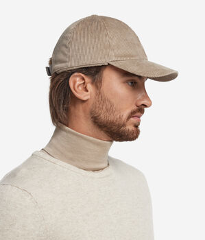 Бейсболка из велюра