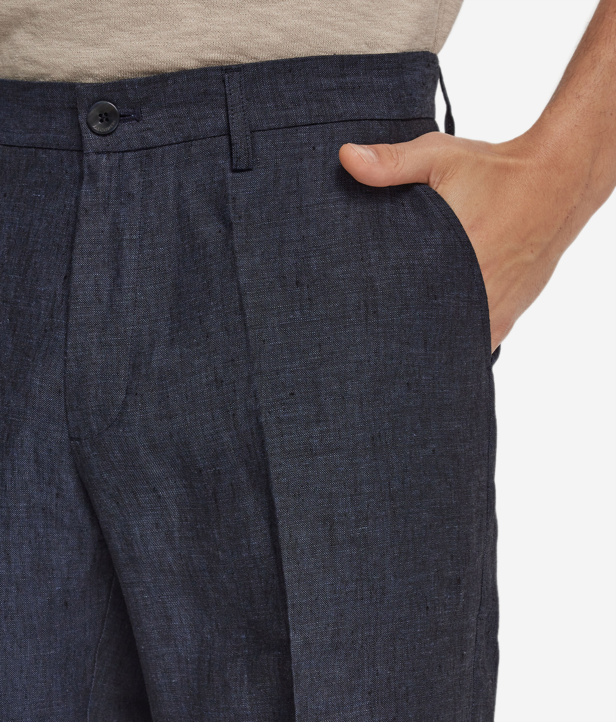 Short linen trousers