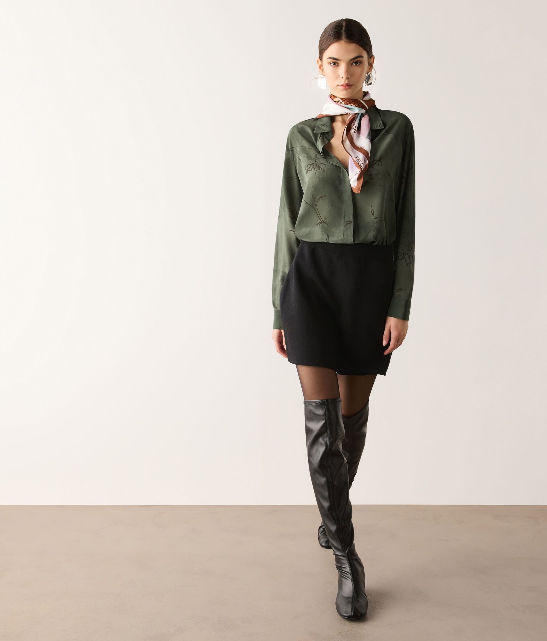 Camisa con cuello de seda estampada