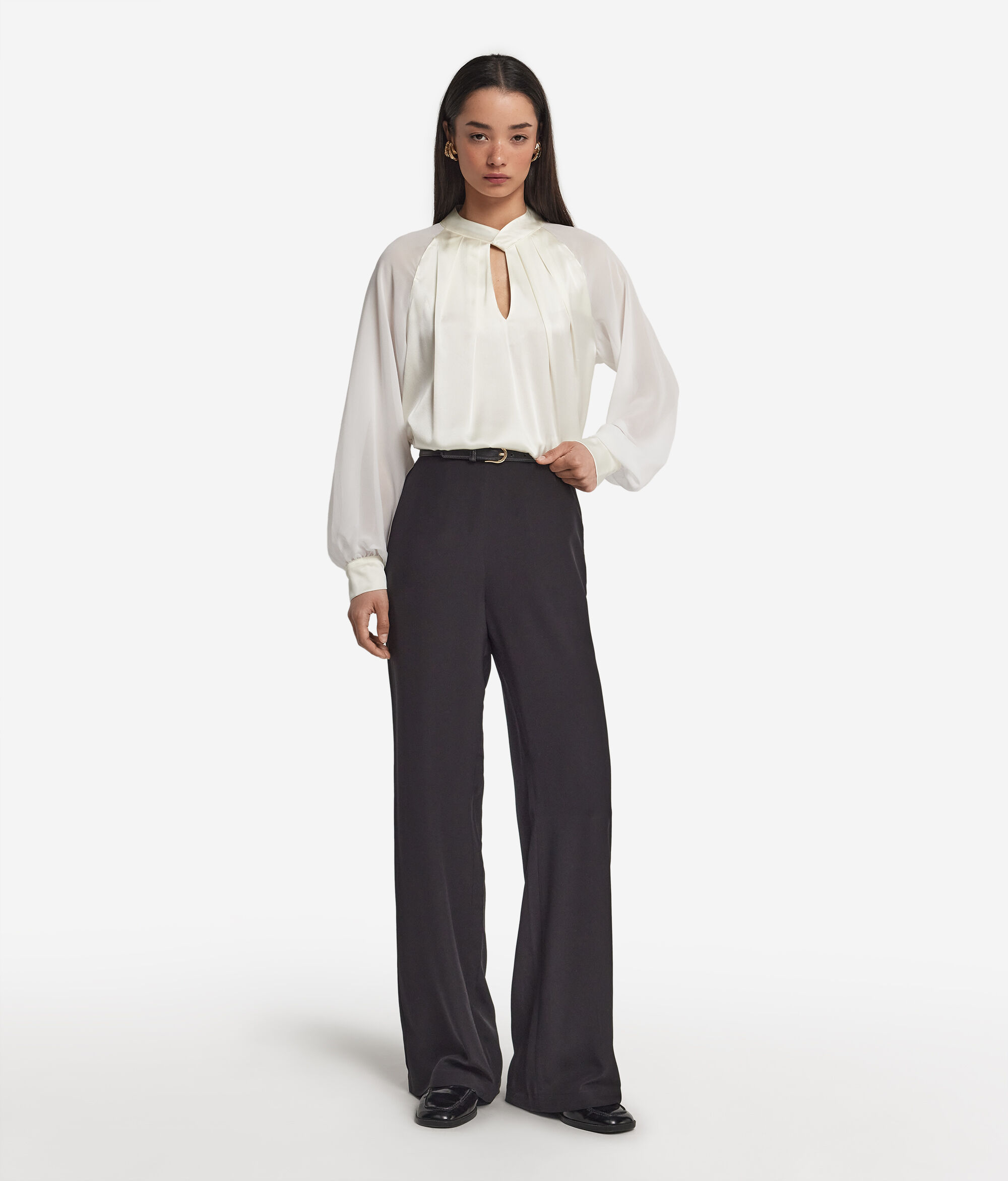 Blusa con cuello cruzado en raso de seda