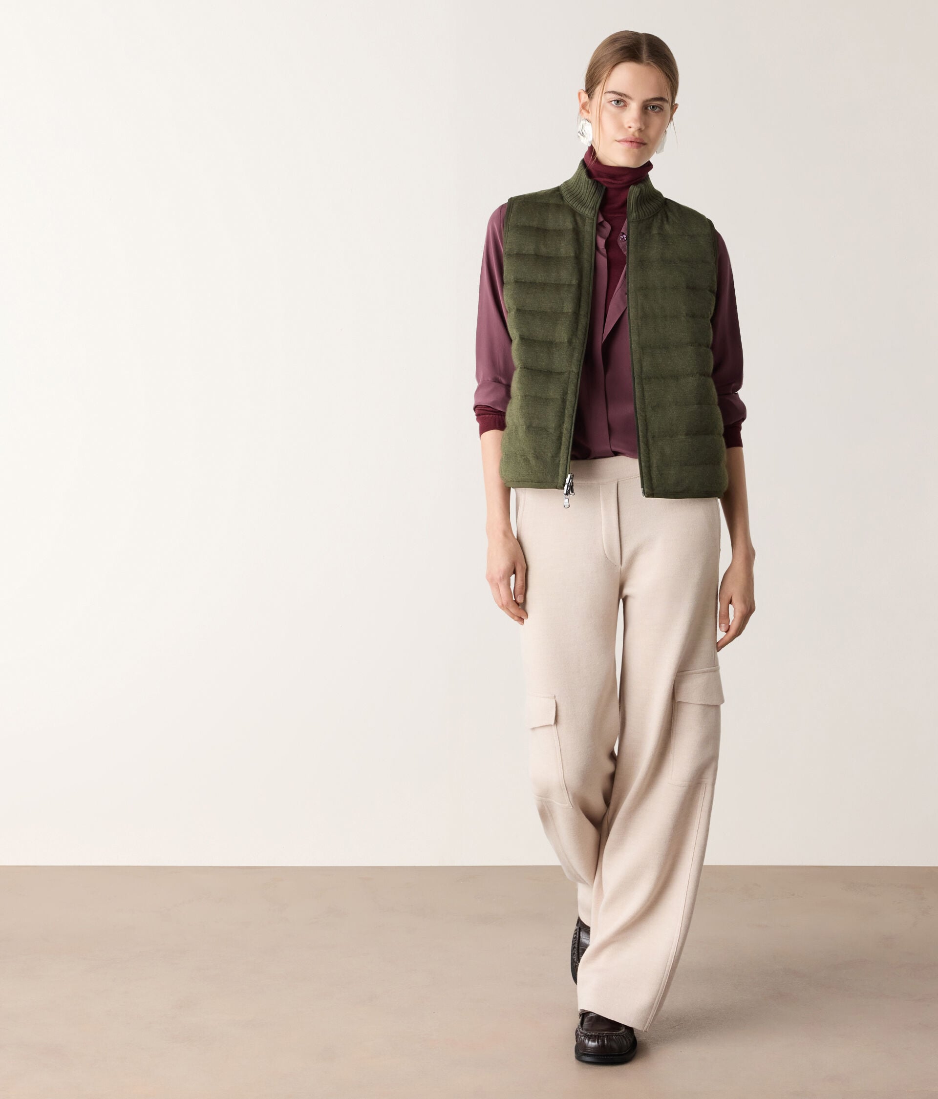 Reversible matte sleeveless down jacket