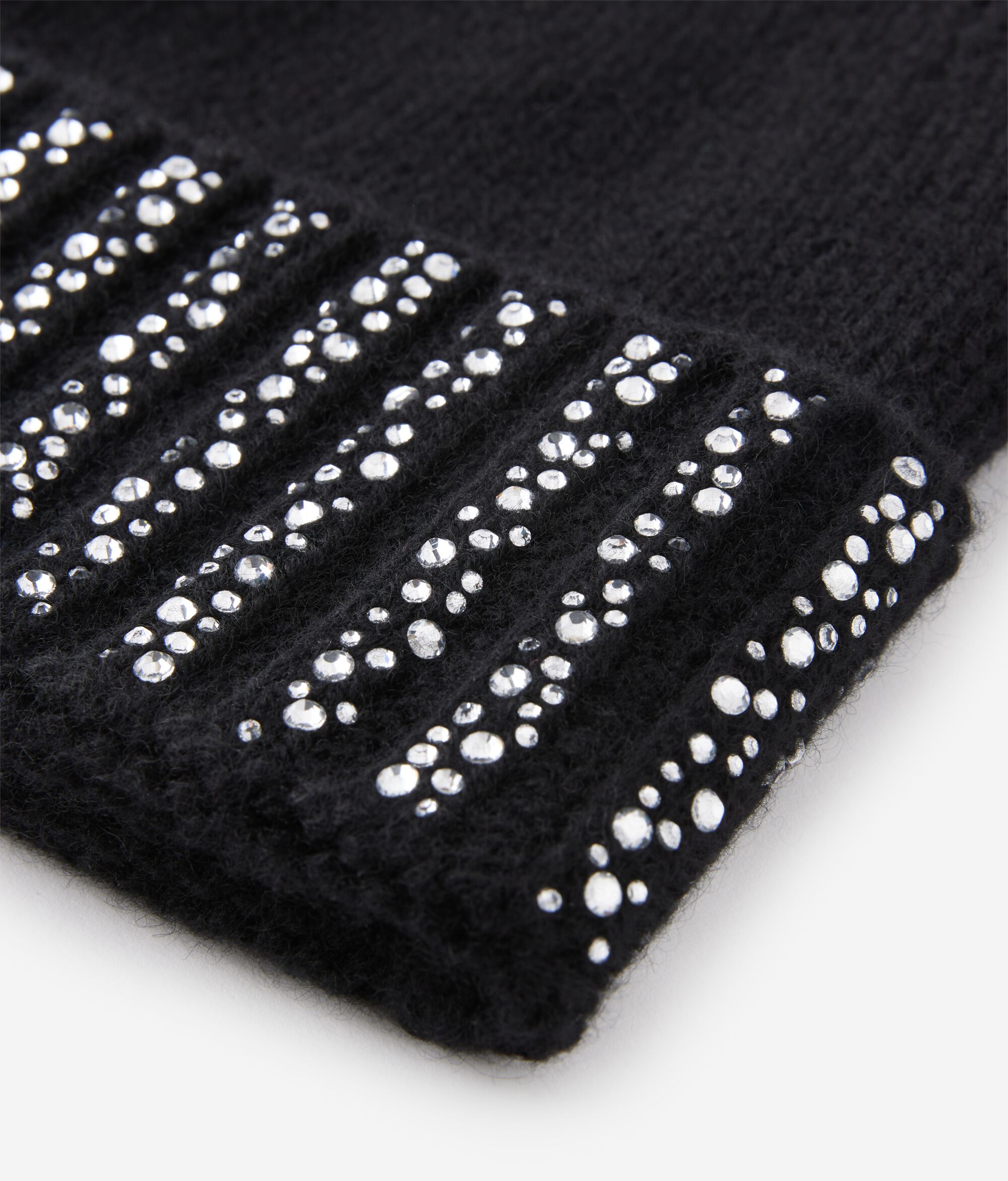 Шапка из кашемира со стразами