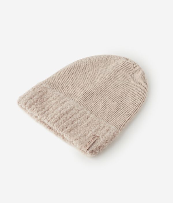 Шапка из ультрамягкого кашемира с отделкой букле