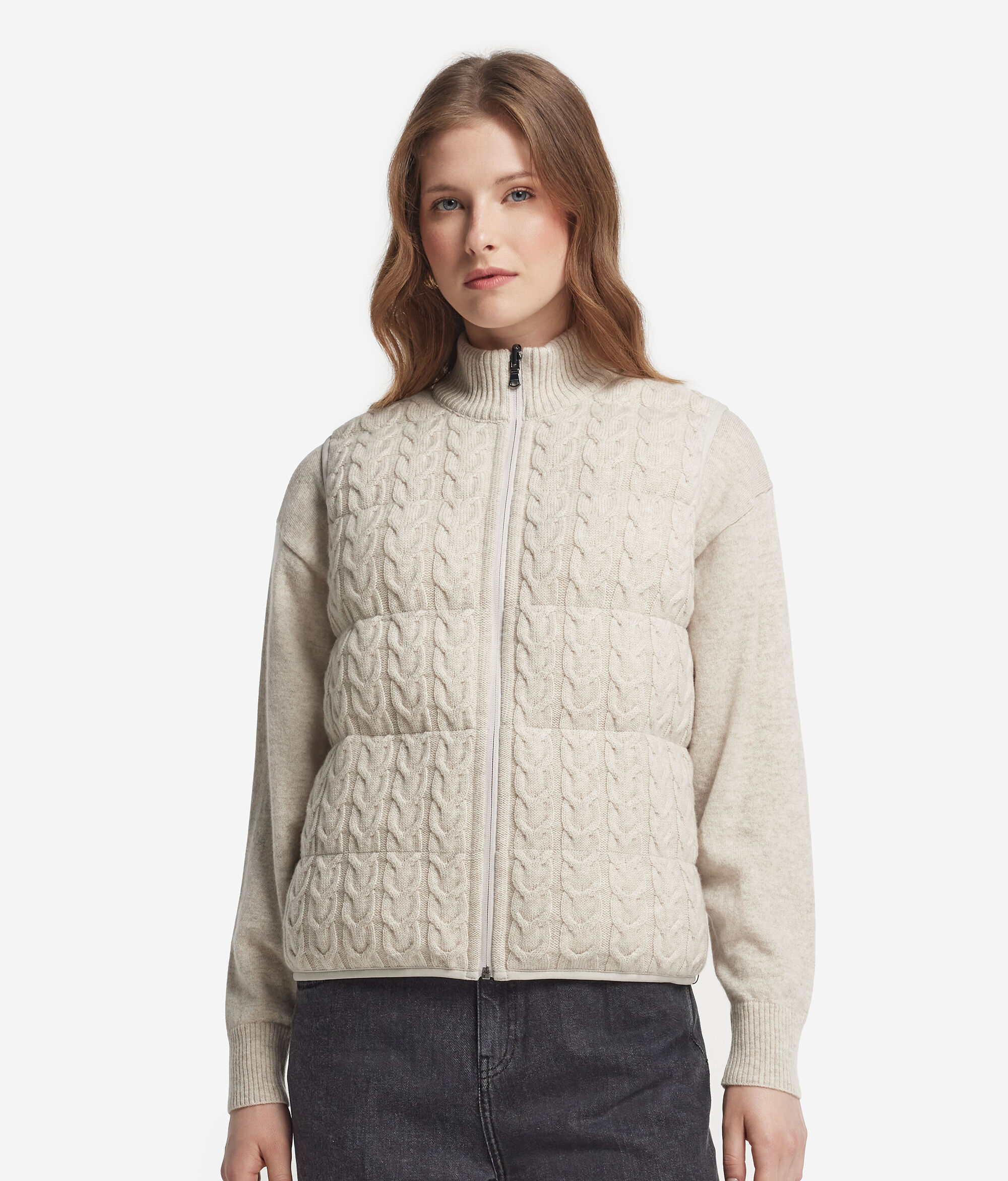 Piumino smanicato in cashmere con intreccio