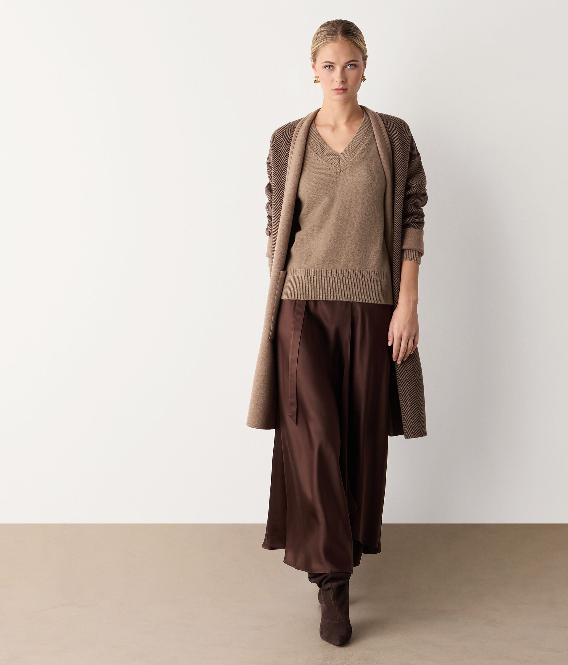 Ultrasoft Cashmere v-neck jumper with varied rib