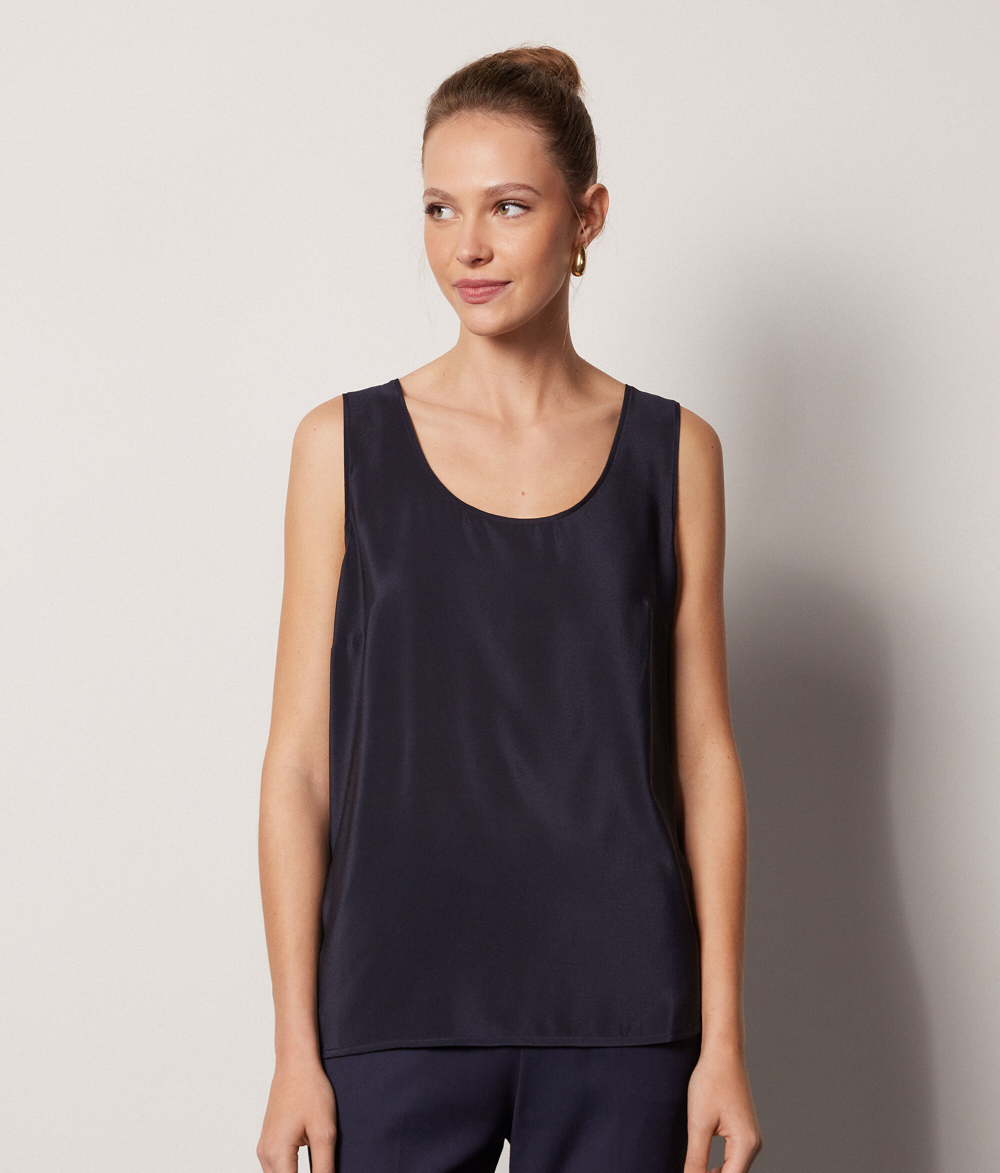 Camiseta sin mangas con cuello amplio de seda