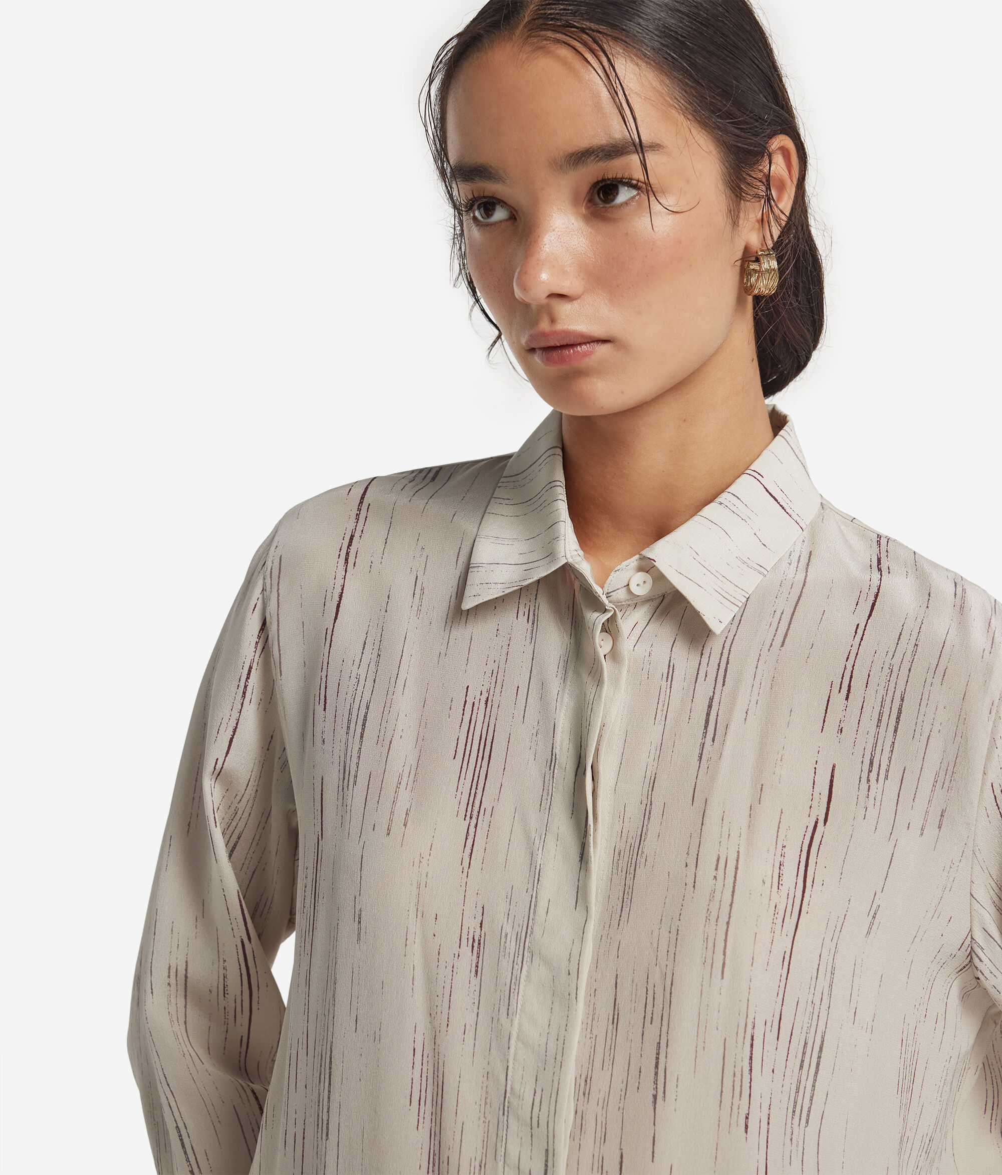 Camisa con cuello de seda estampada