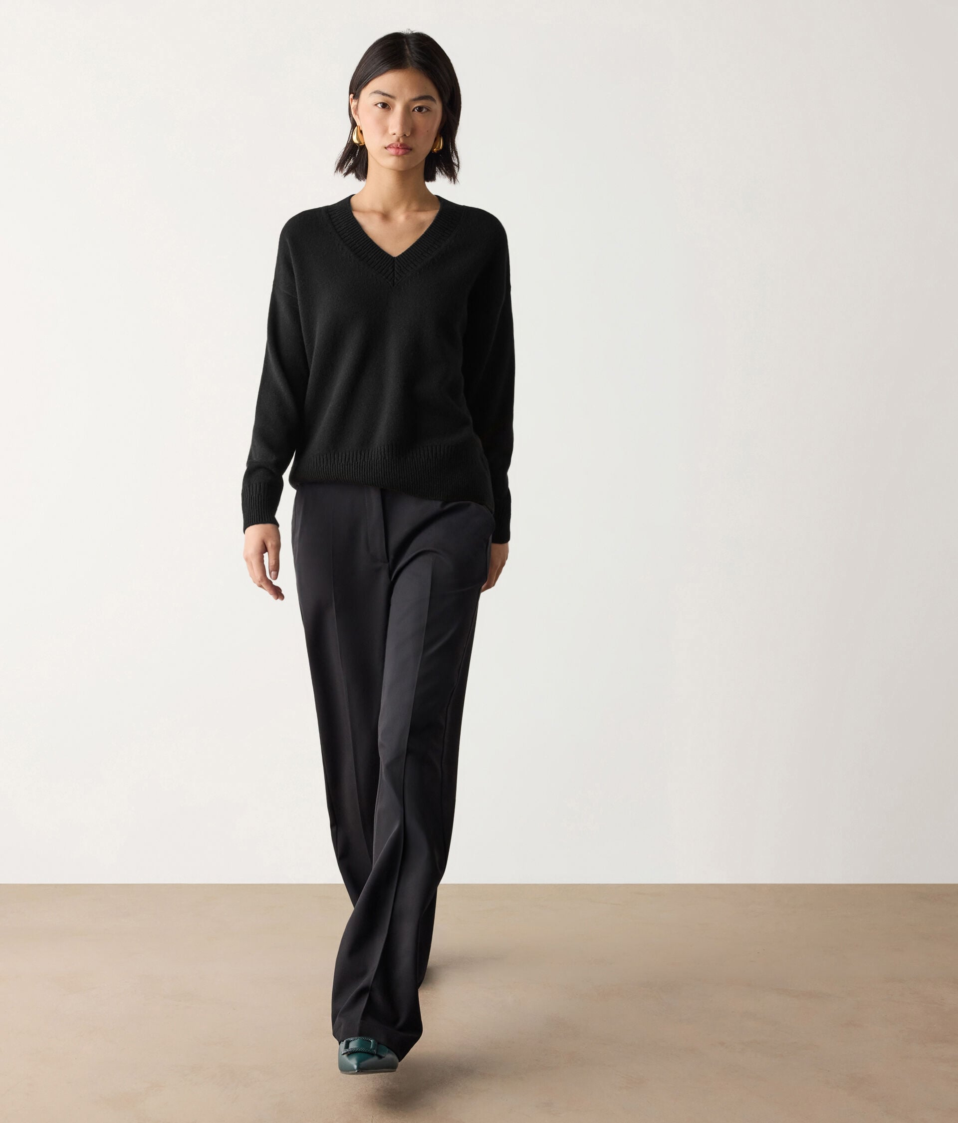 Ultrasoft Cashmere v-neck jumper with varied rib
