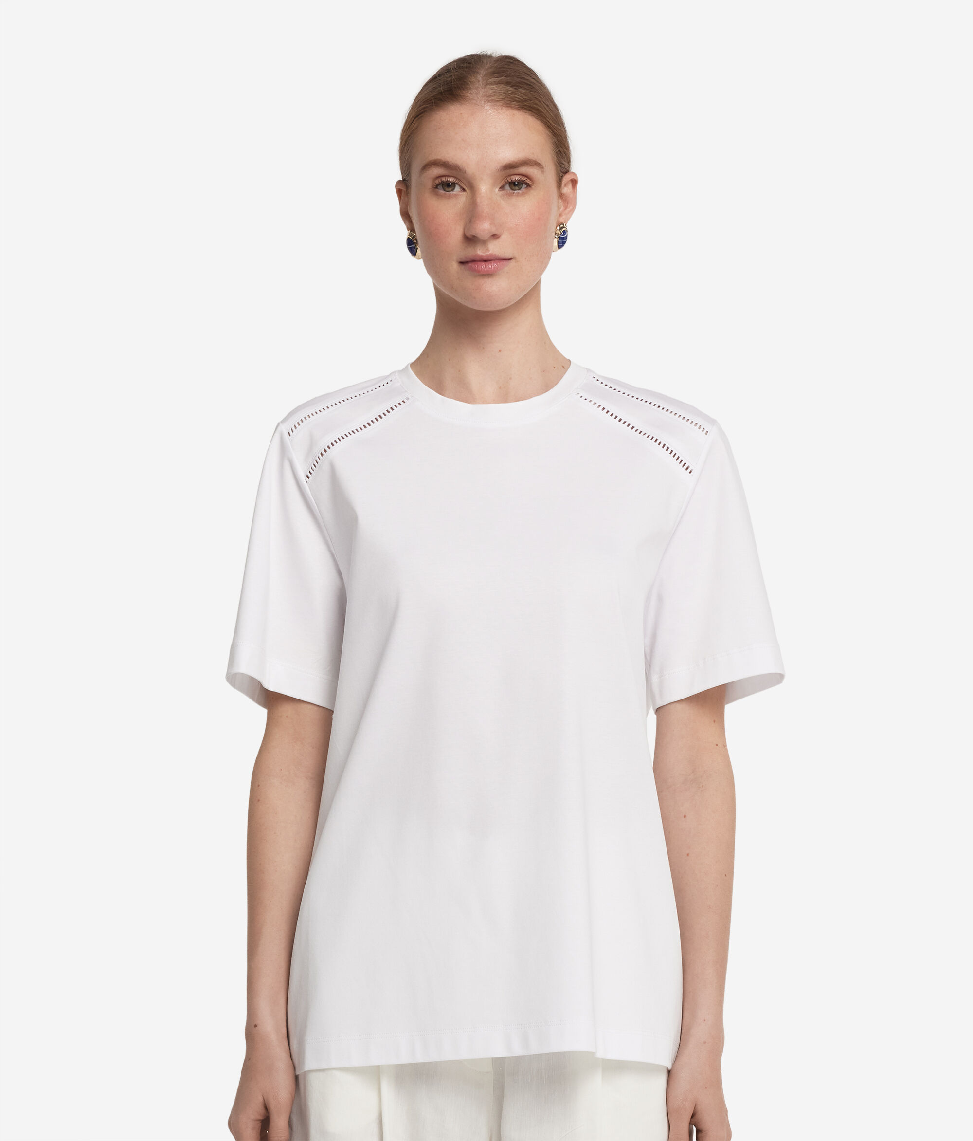 Camiseta con cuello redondo de seda con inserciones de macramé