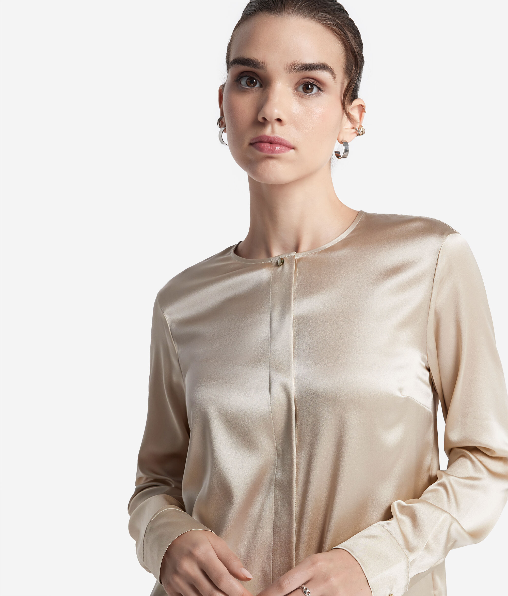 Hemdbluse mit Rundhalsausschnitt aus Seidensatin