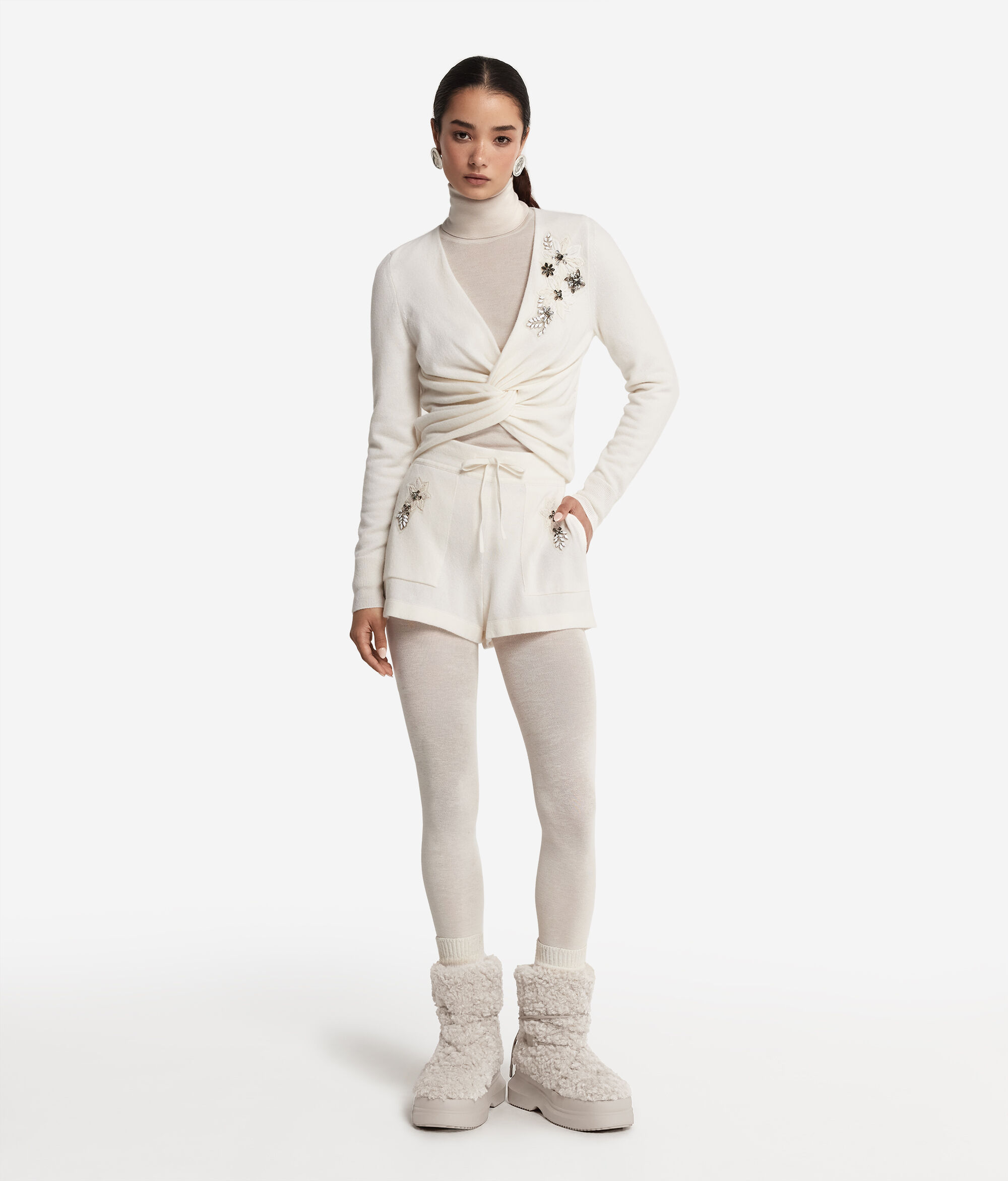 Cashmere Cache Coeur with Floral Embroidery