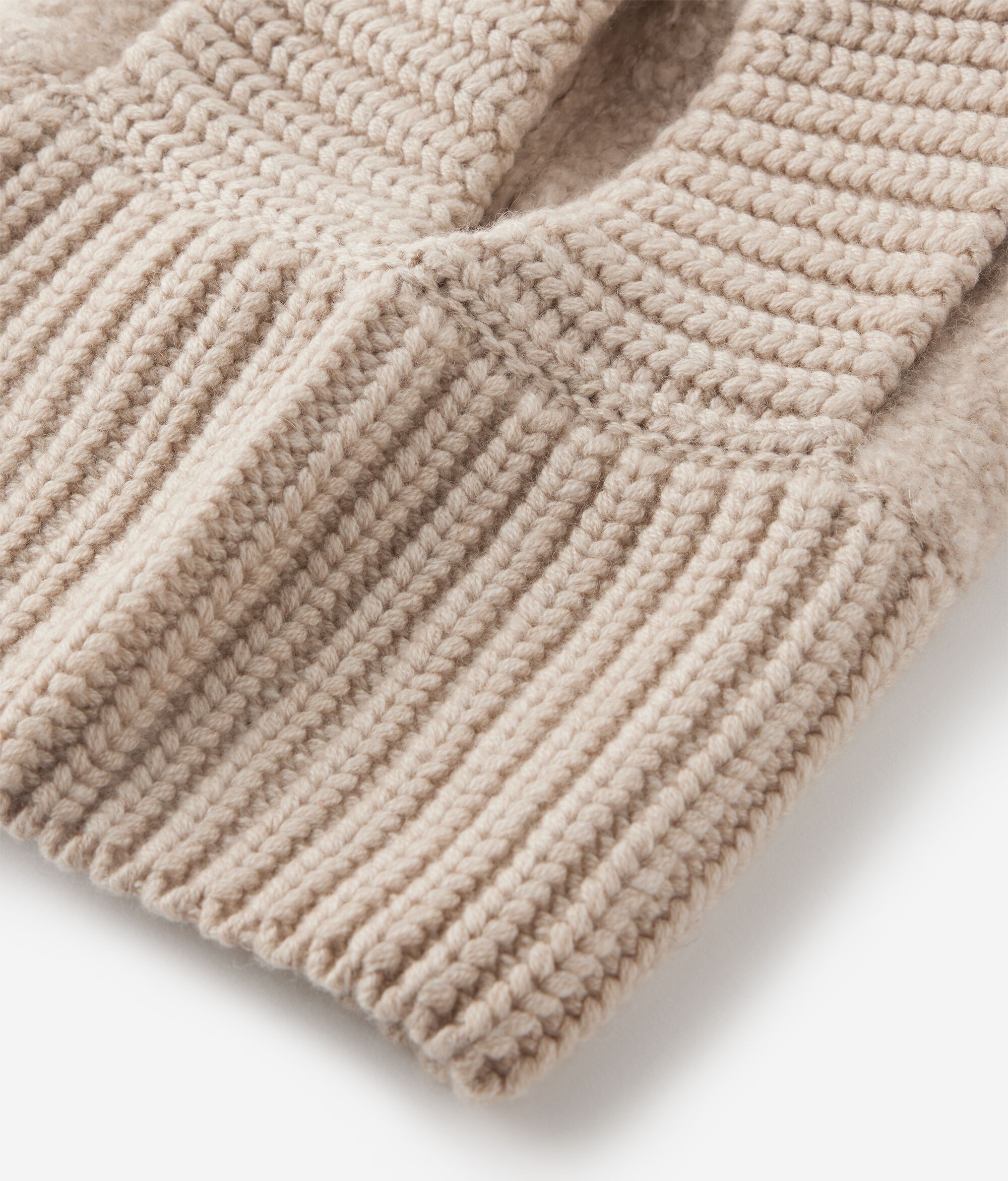 Капюшон в рубчик из ультрамягкого кашемира с отделкой букле