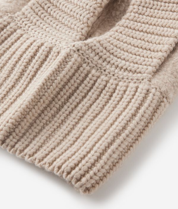 Капюшон в рубчик из ультрамягкого кашемира с отделкой букле