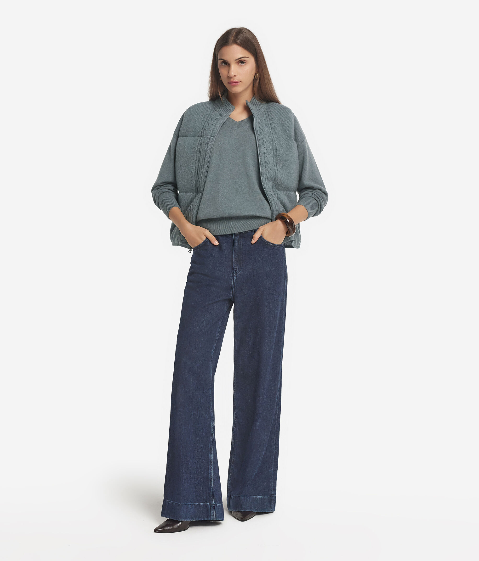 Двусторонний пуховый жилет с косами