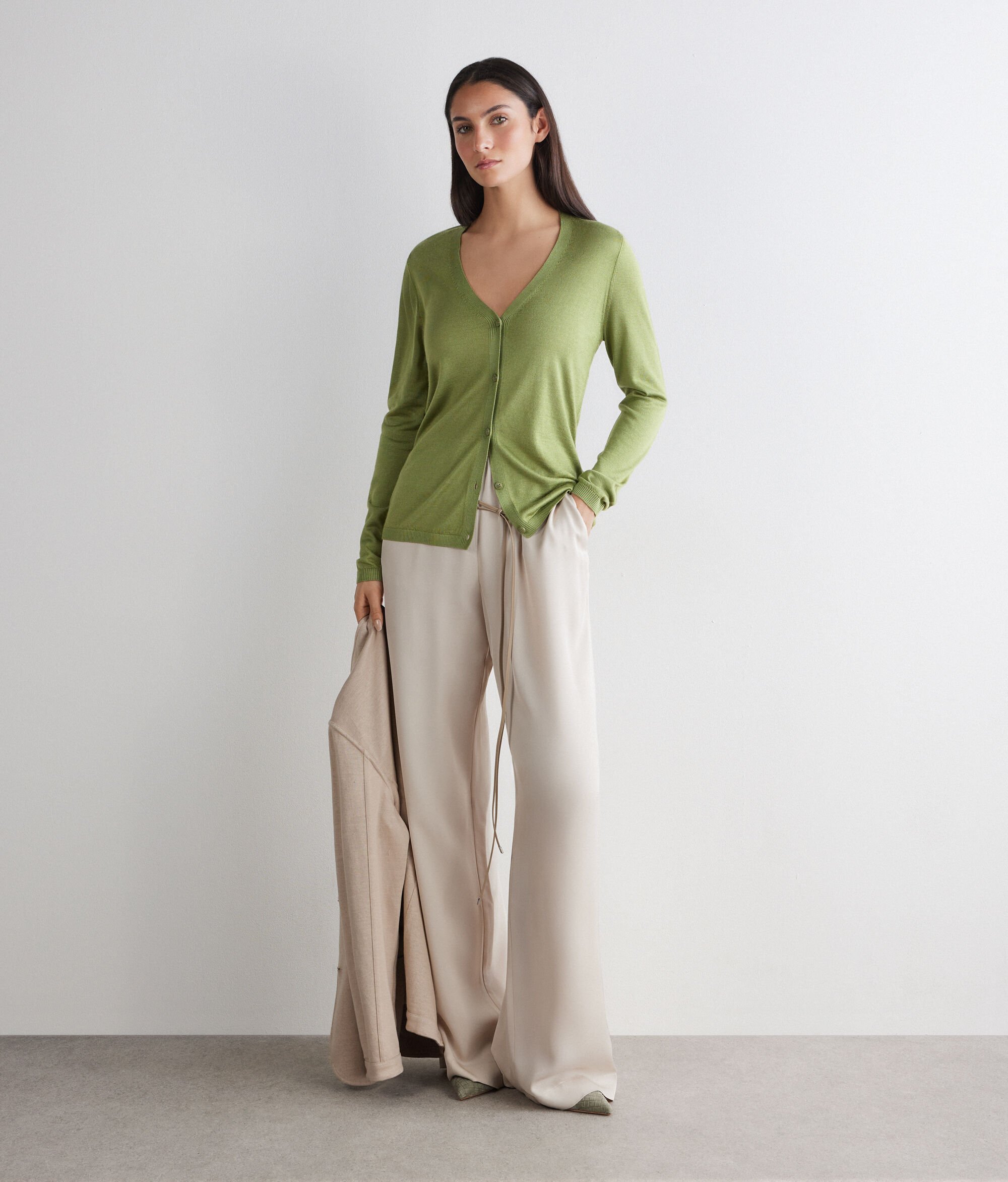 Kaszmirowo-jedwabny sweter z dekoltem w serek