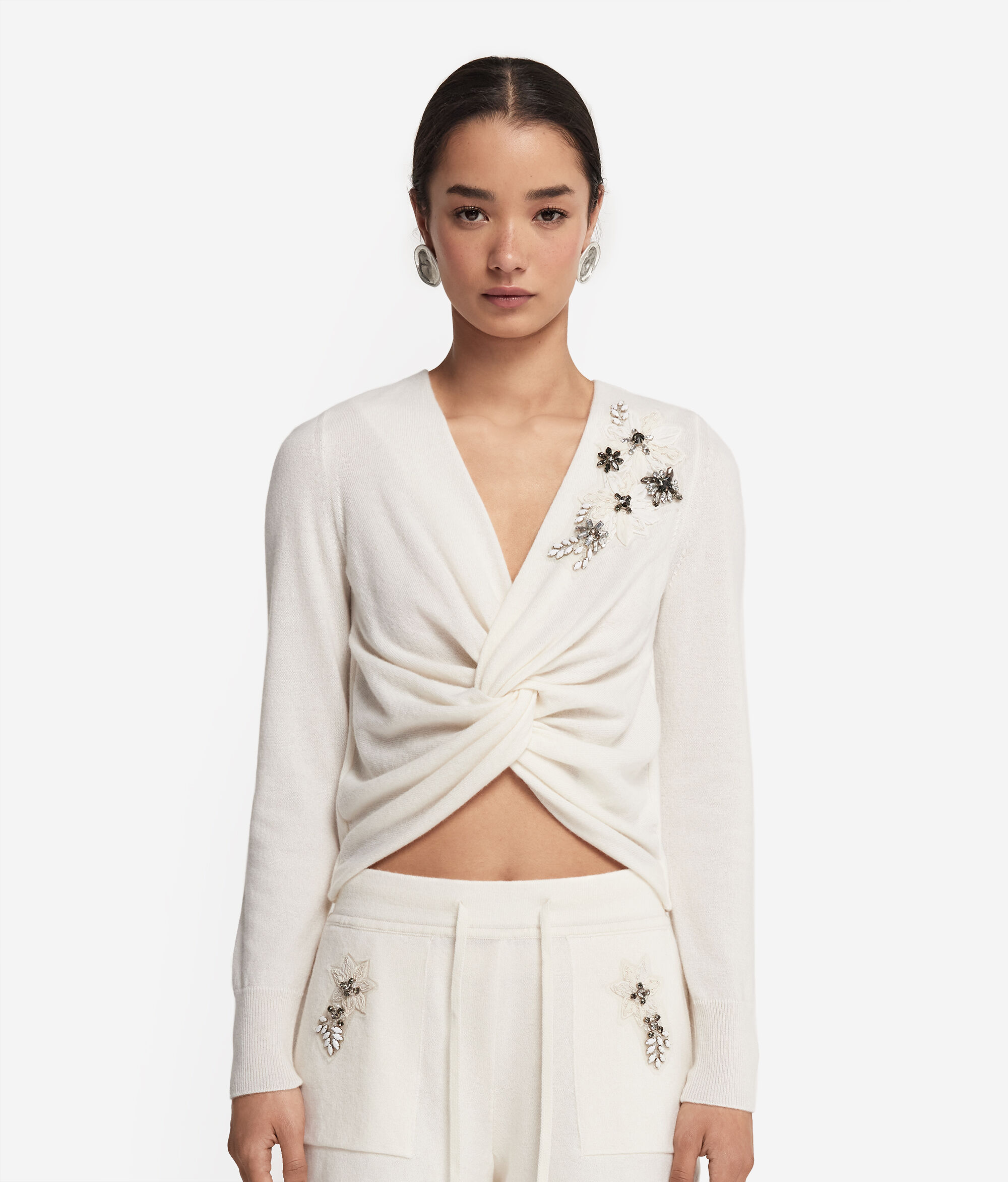 Cashmere Cache Coeur with Floral Embroidery