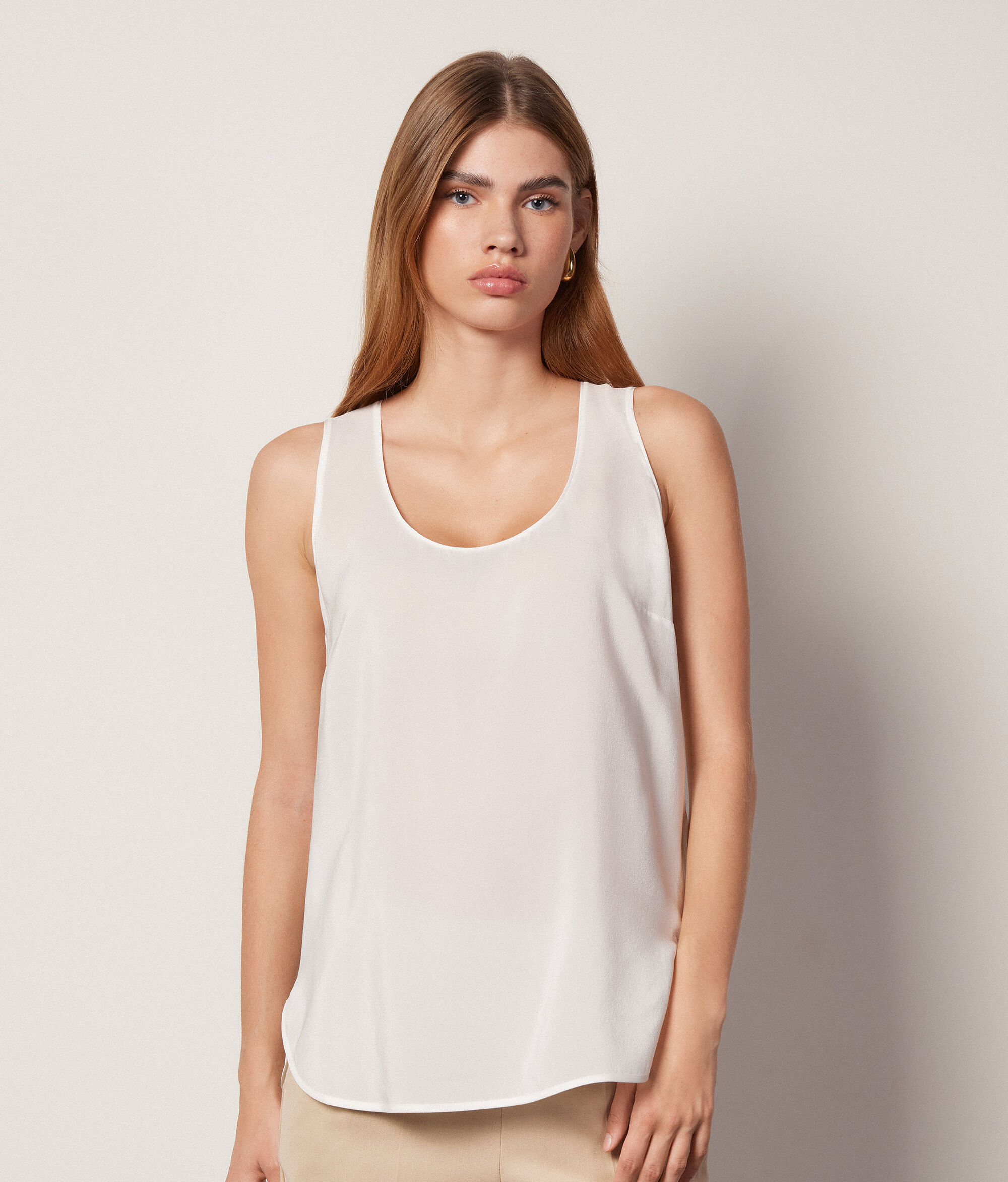 Camiseta sin mangas con cuello amplio de seda