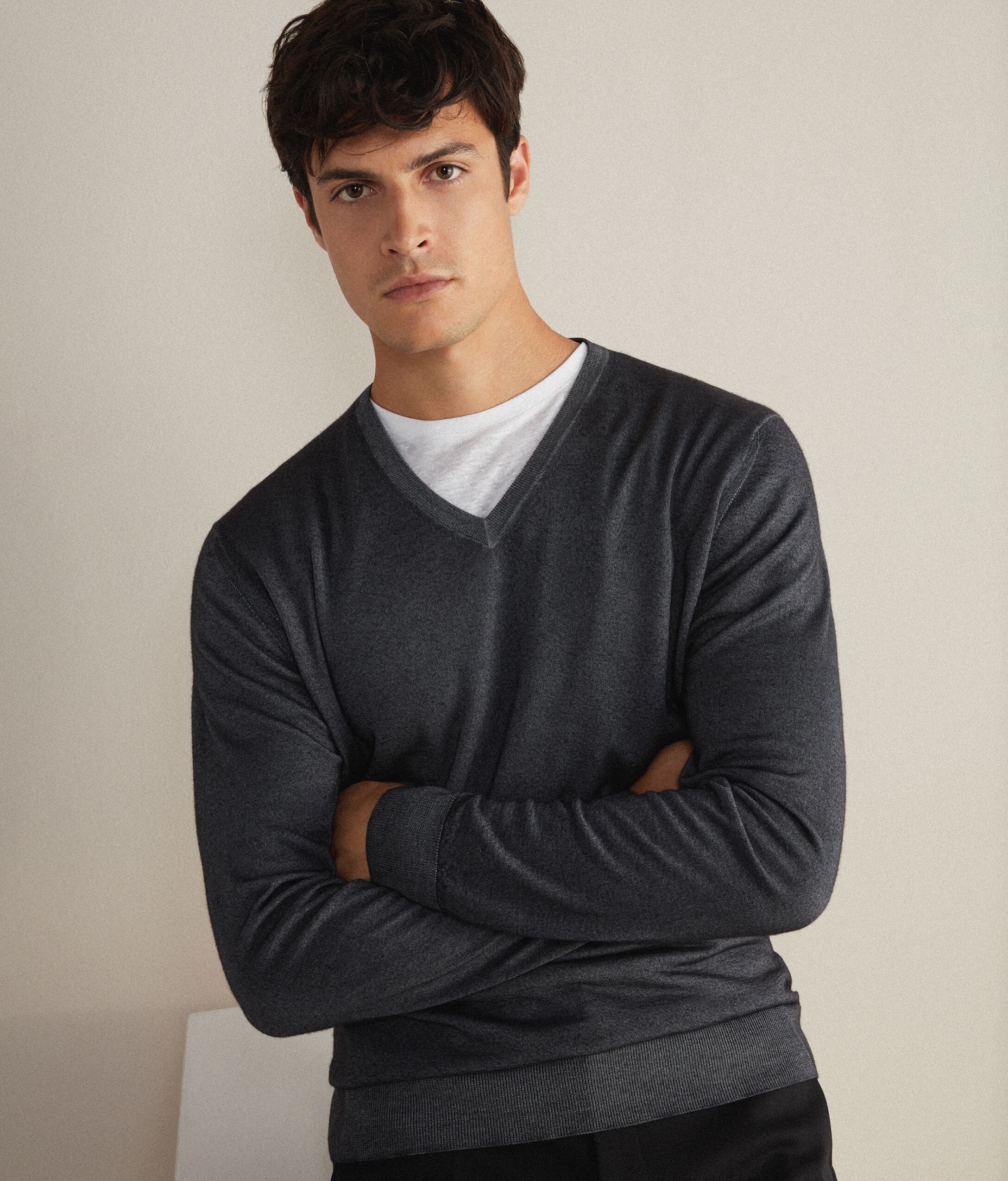 Jersey con cuello de pico de cashmere ultrafine